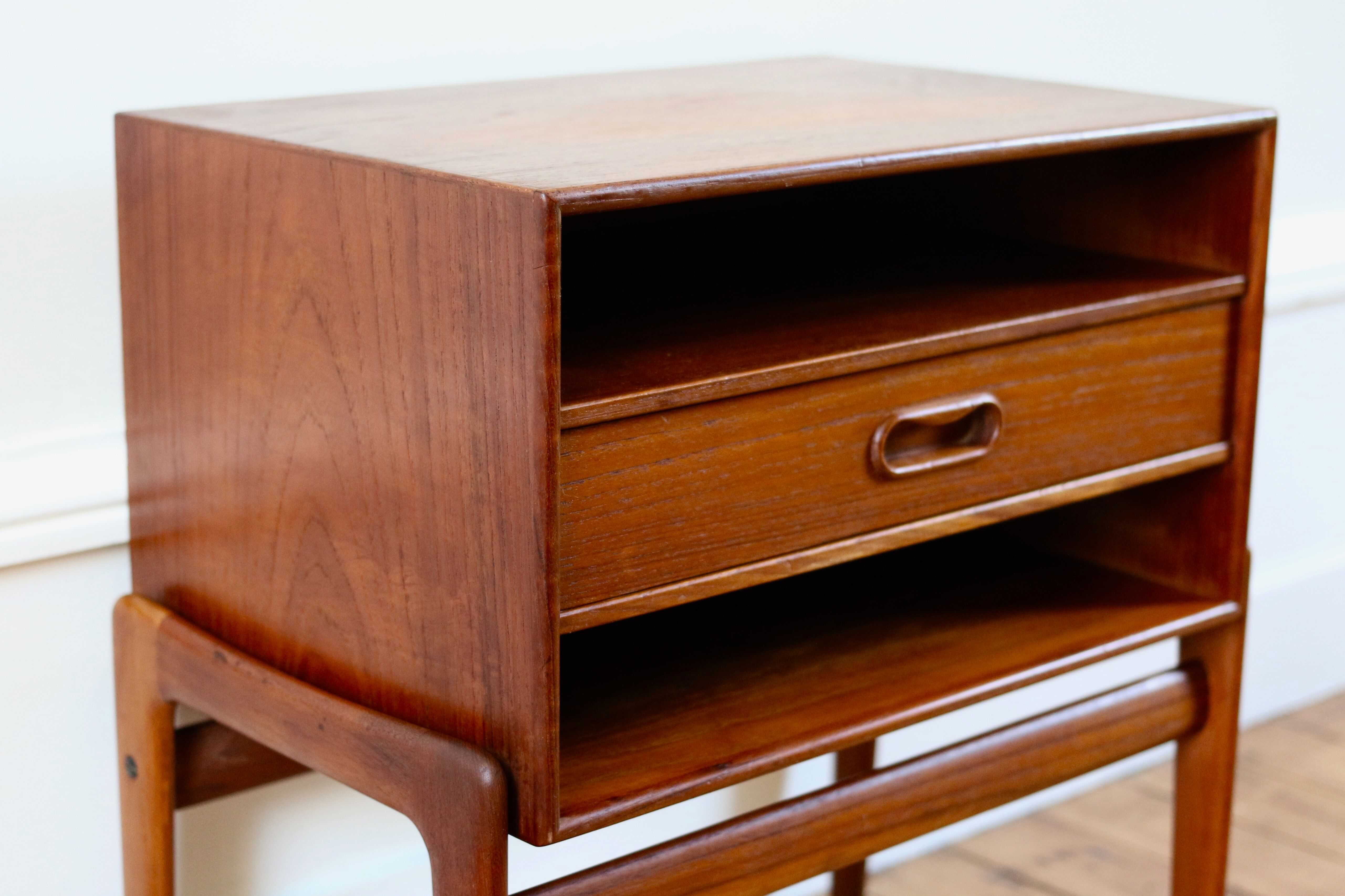 Scandinavian bedside table teak Arne Vodder 1960
