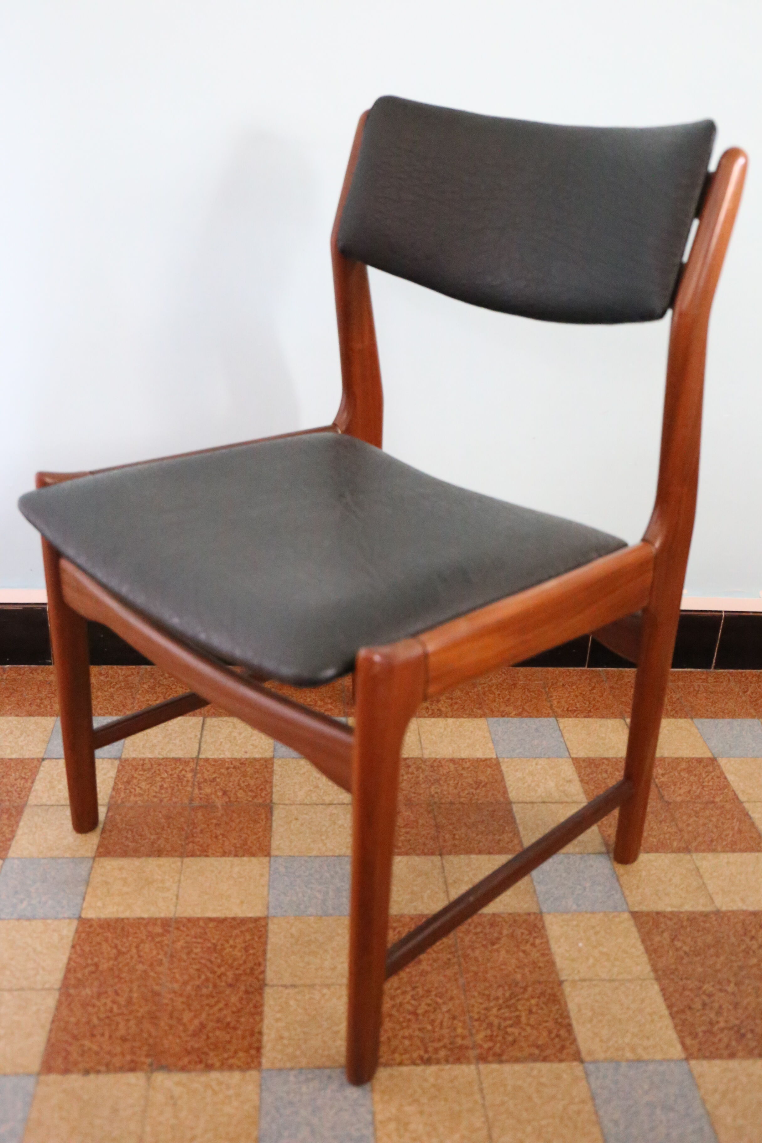 Scandinavian teak table and 6 chairs