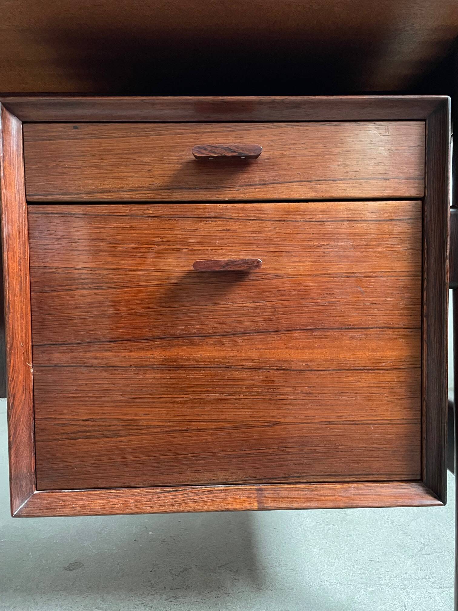 Rosewood Executive Desk by Arne Vodder, Model 207 – Scandinavian Modern Ico