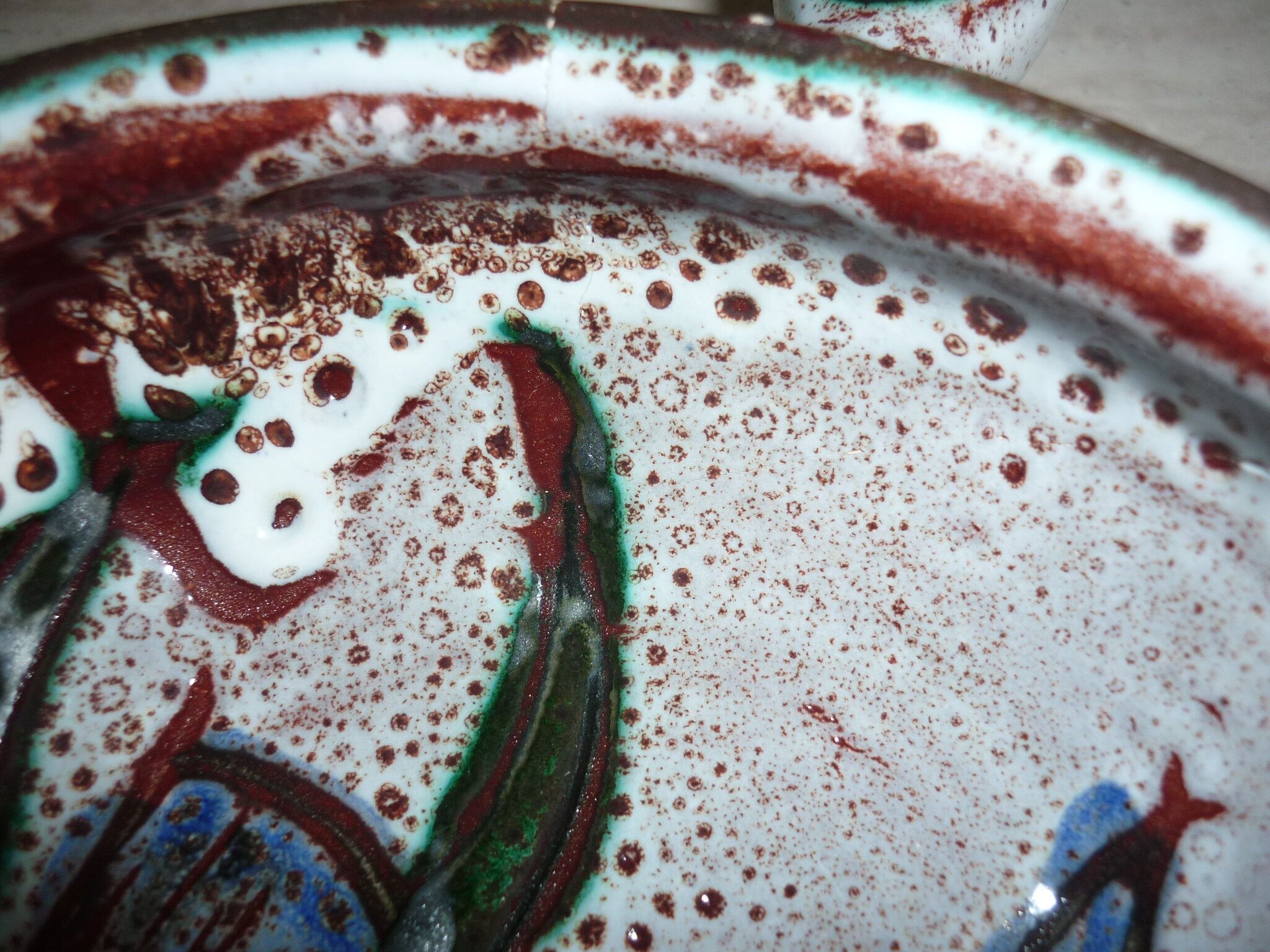 Frying pan with fat lava and ceramic fish decor