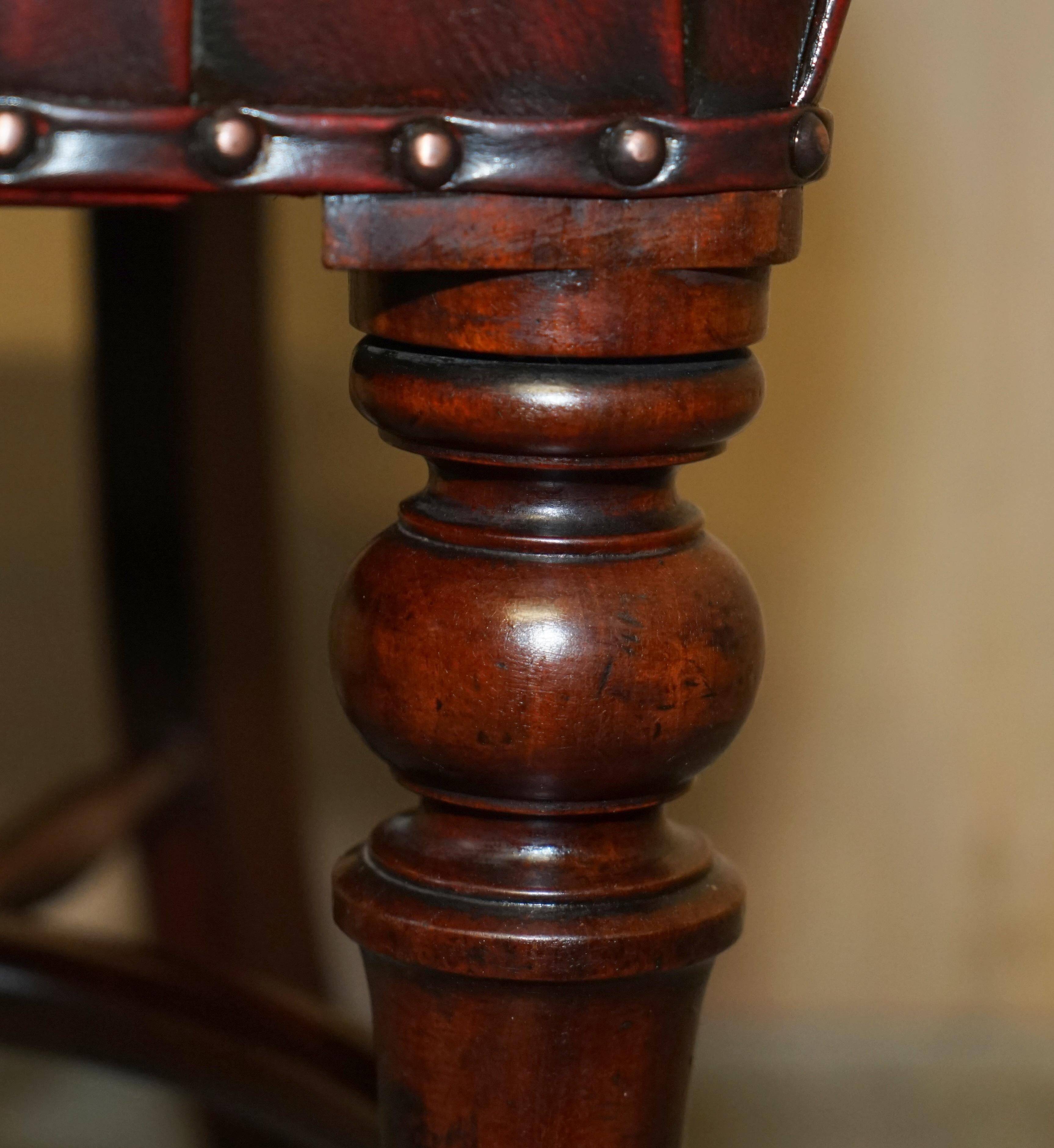 Chesterfield captain's armchair William IV in restored leather with hardwood.