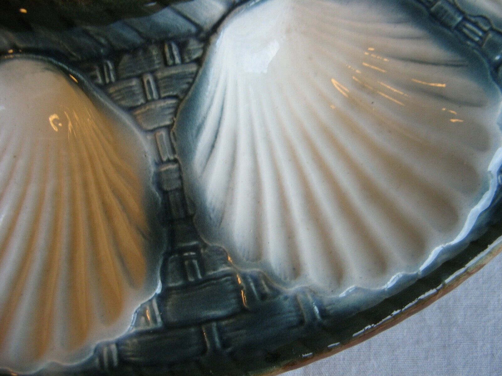 Oyster dish in majolic or dabbling for 12 shells