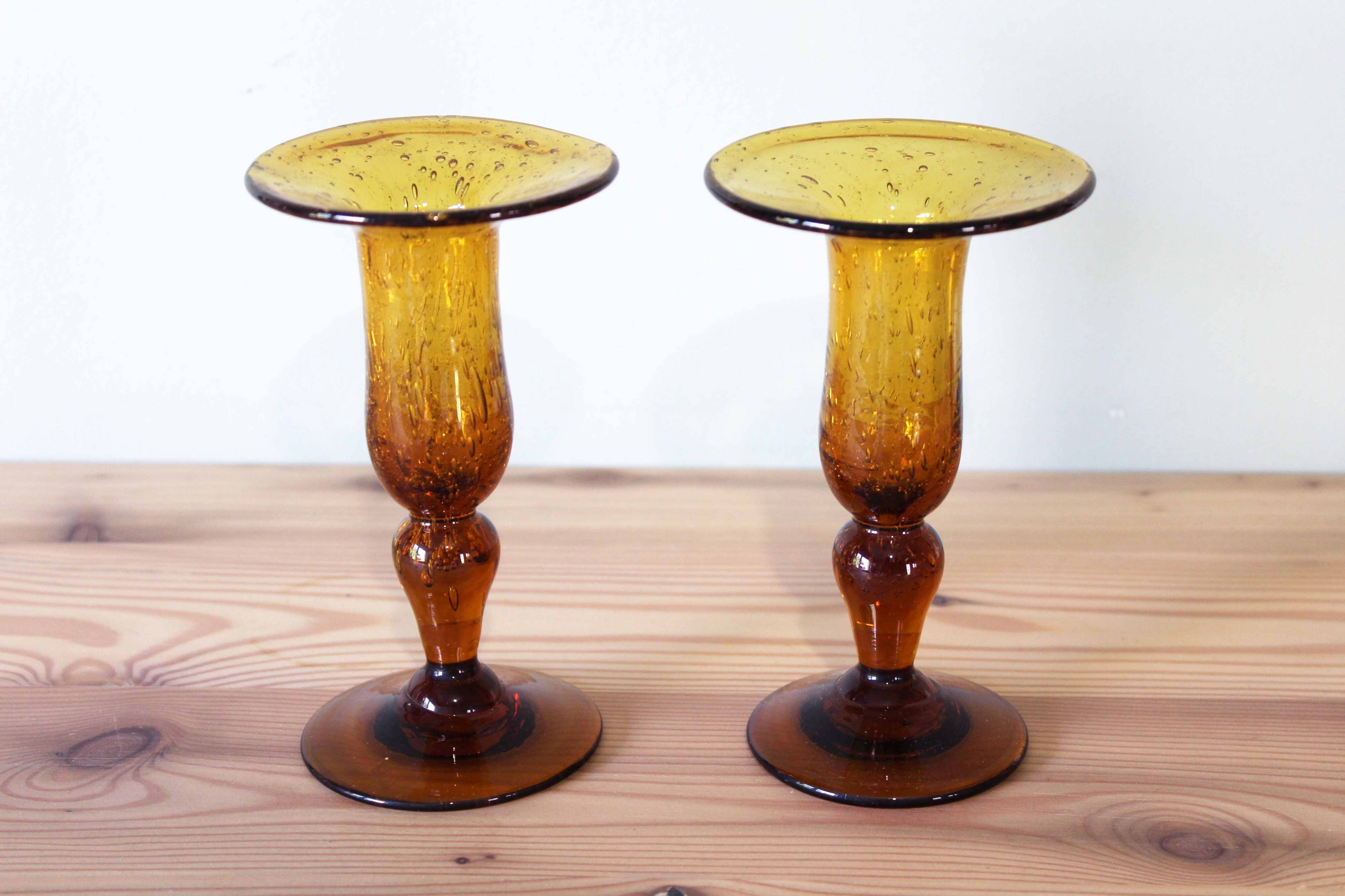 Paire de bougeoirs en verre ambré BIOT