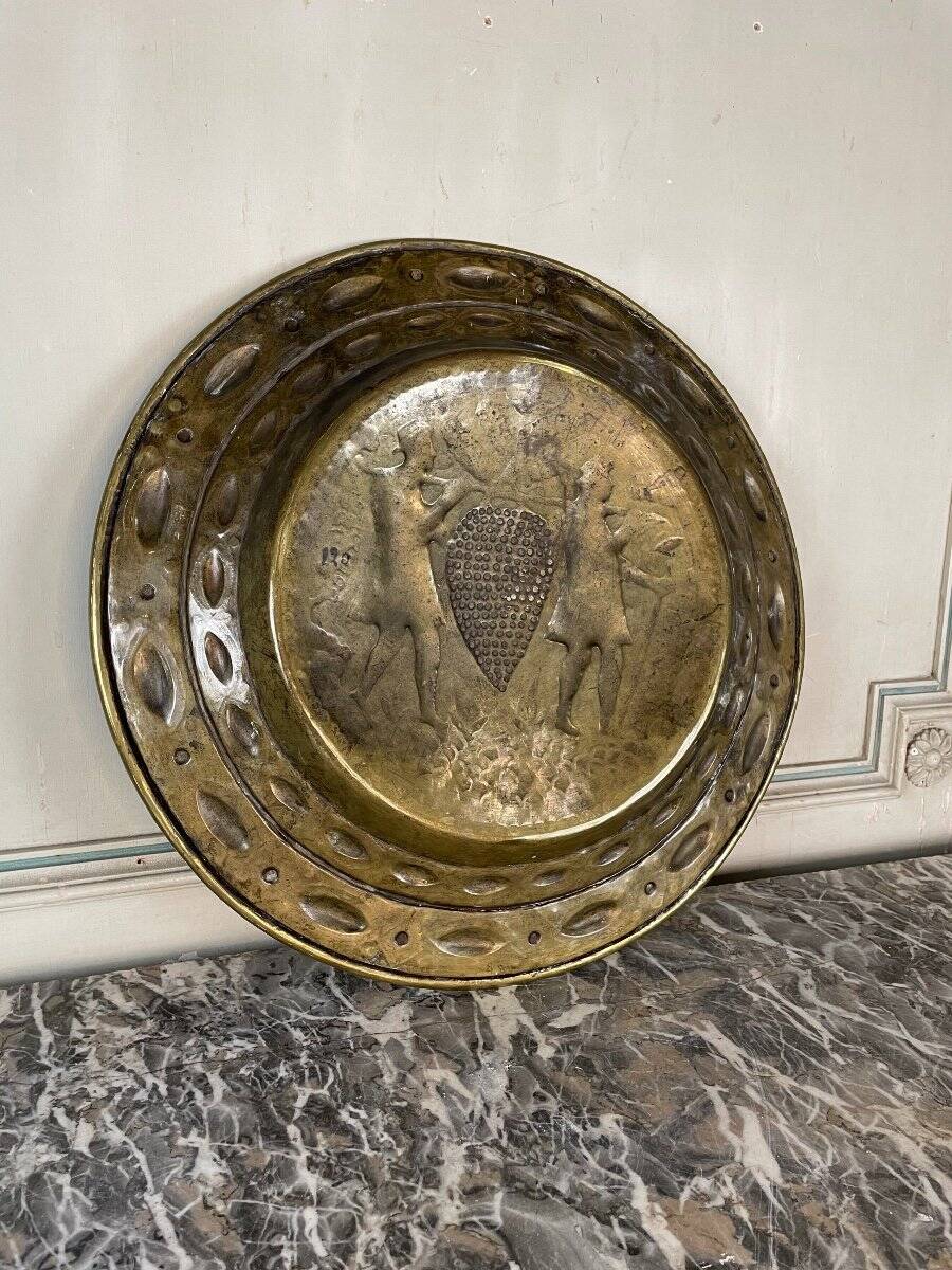 Plat à offrandes en laiton, Pays-Bas, XVIe siècle