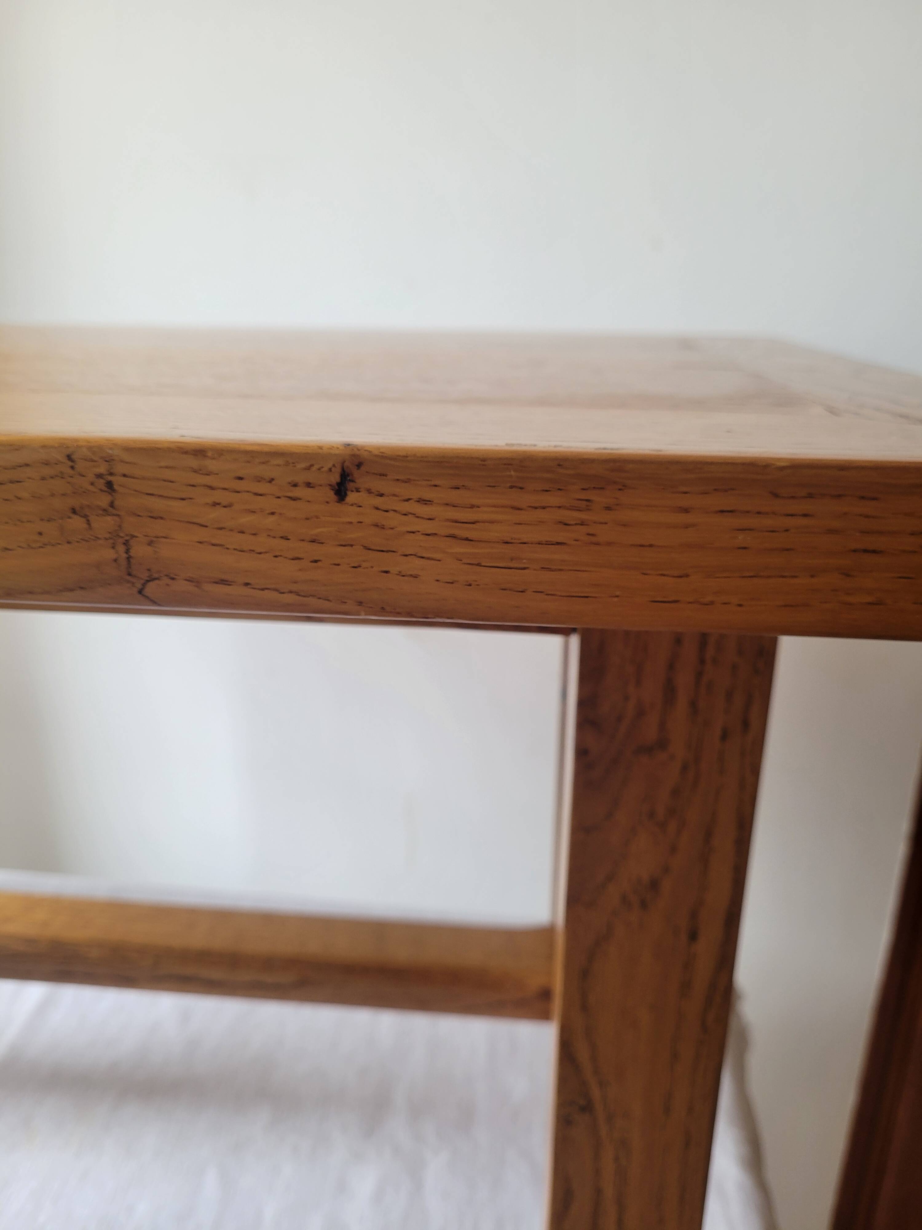 Table basse brutaliste en chêne clair