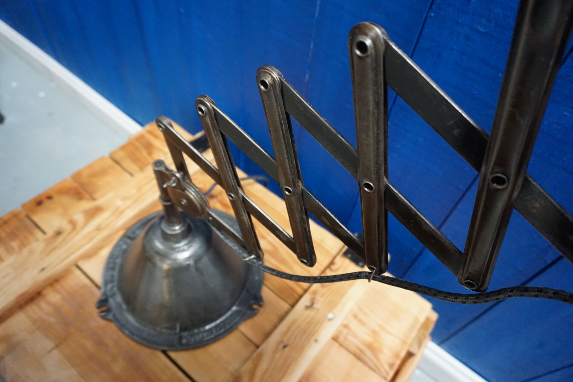 Lampe de table de bureau de ciseaux industriels de cru des années 1950