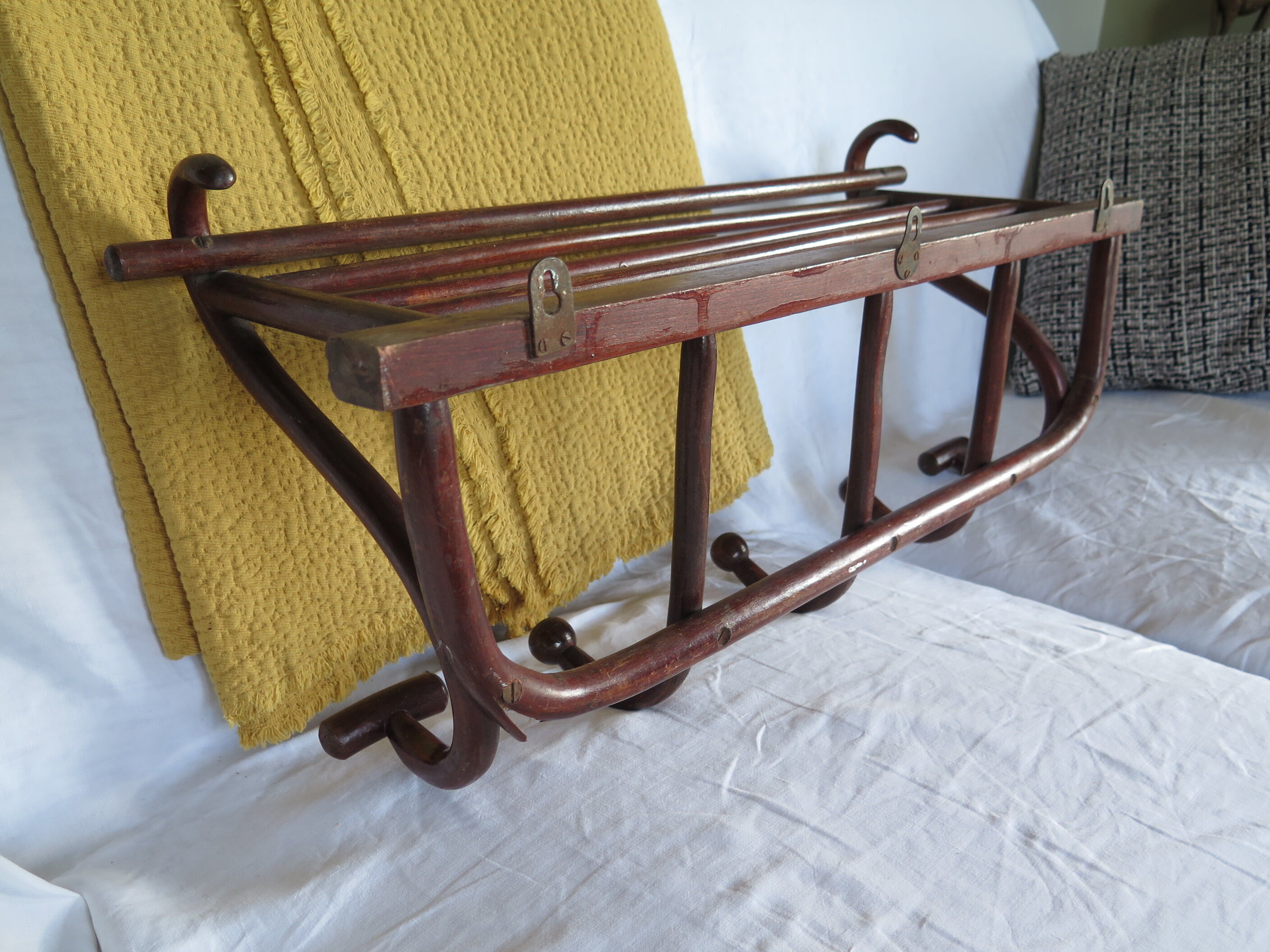 Wall coat rack/cloakroom in arched wood