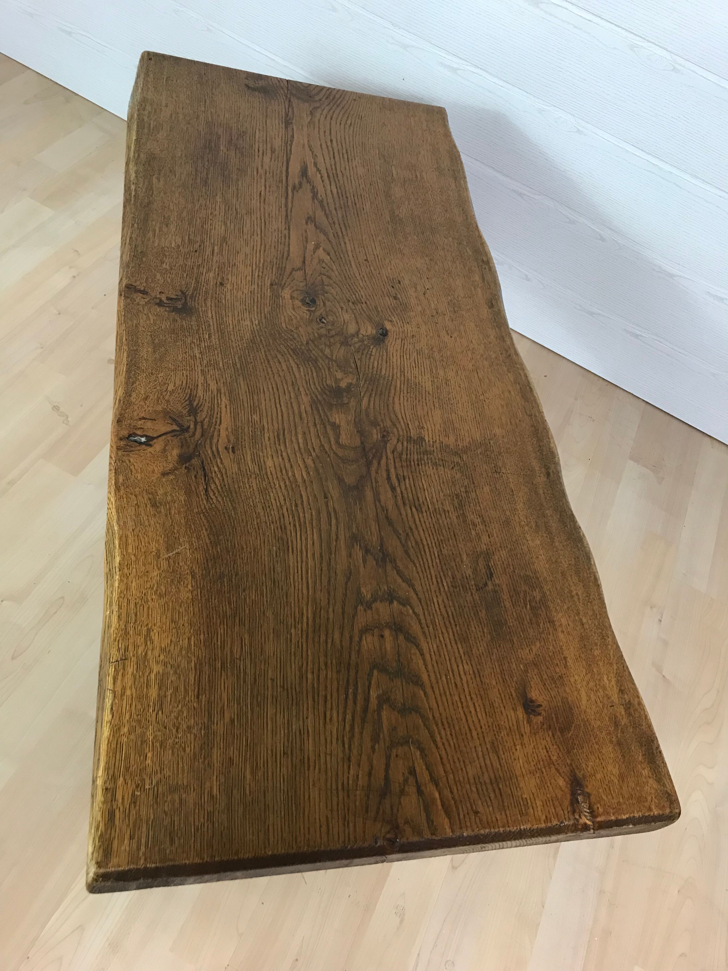 Table de salon brutaliste en chêne