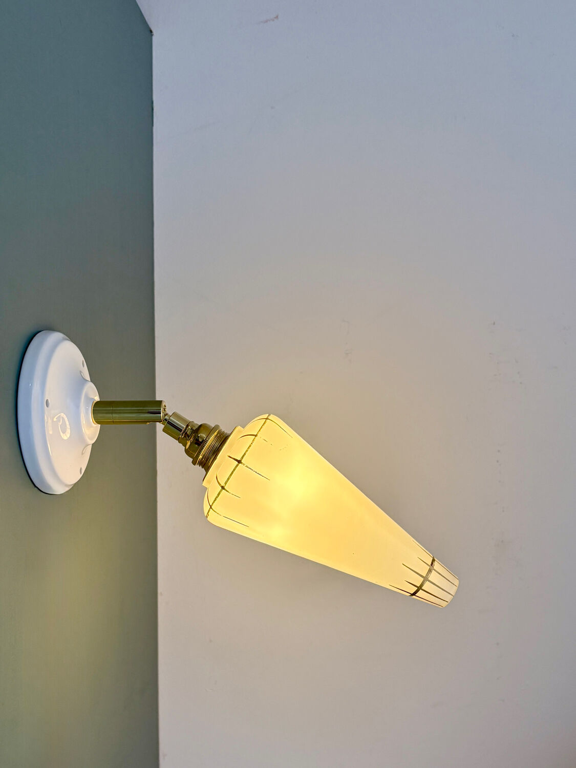 Vintage tulip wall lamp in white opaline with gold trim