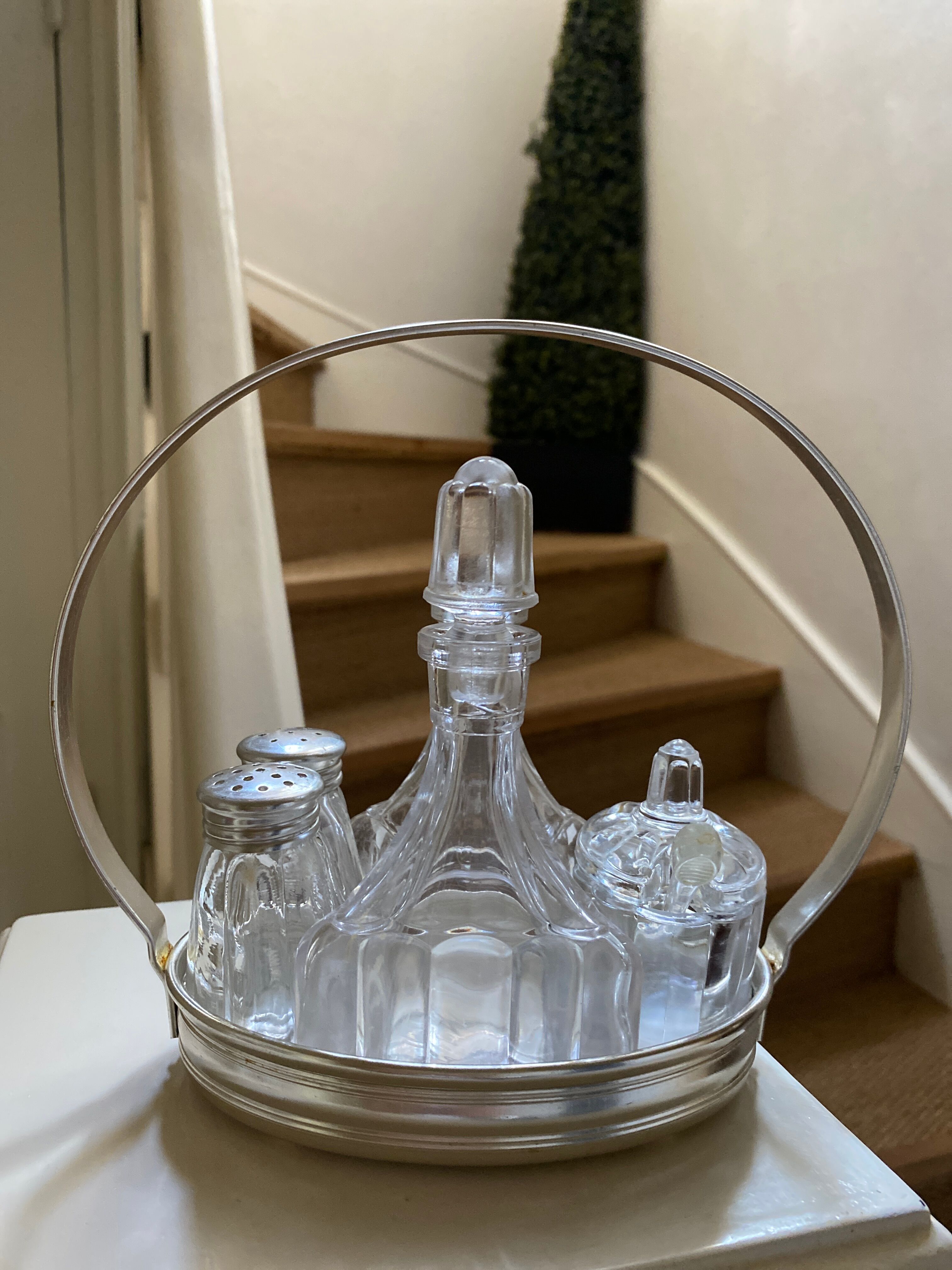 Service oil vinegar salt pepper with tray