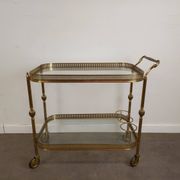 Desserte roulante en laiton doré et verre