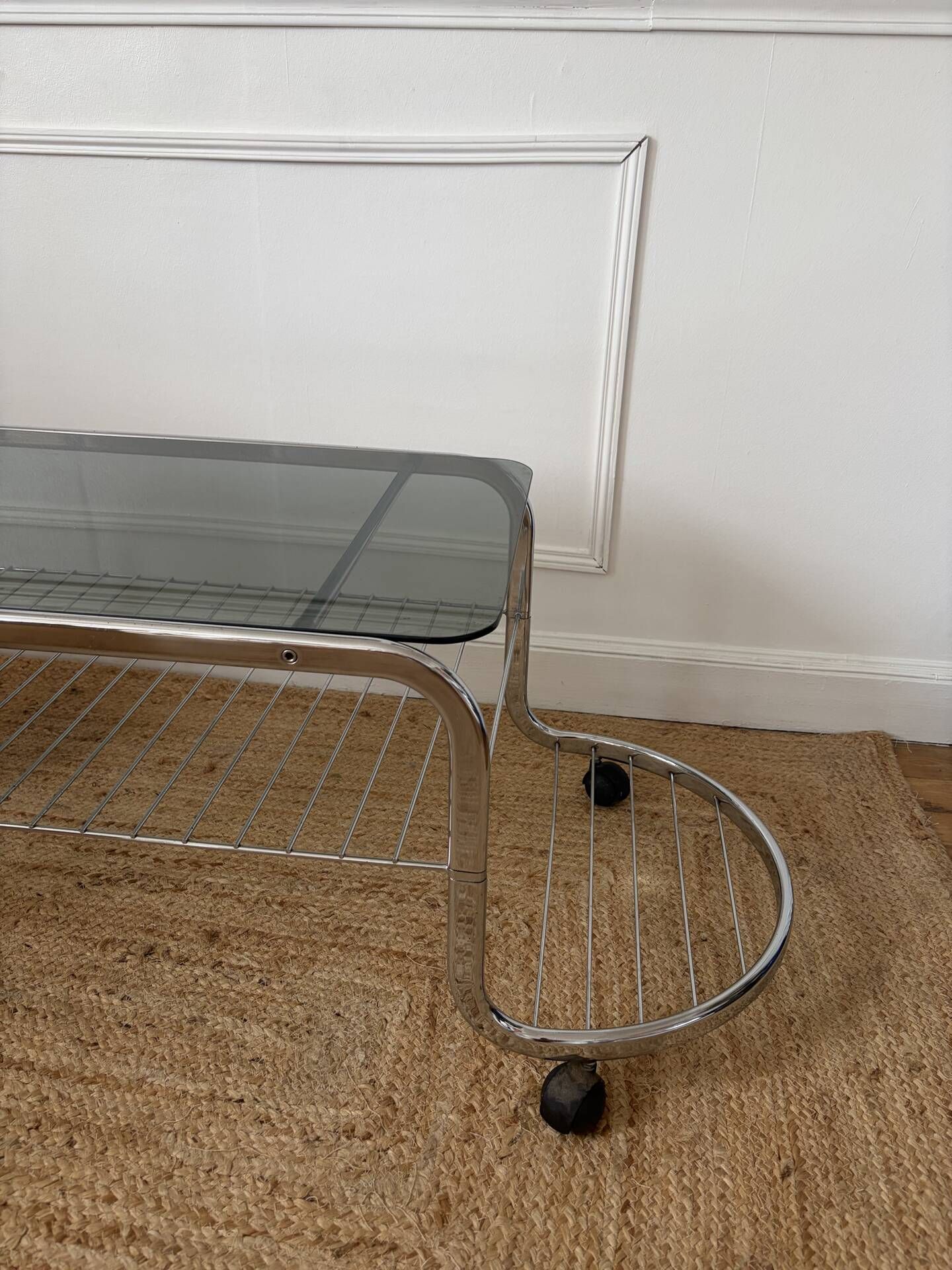 Table basse en métal et verre fumé 1970