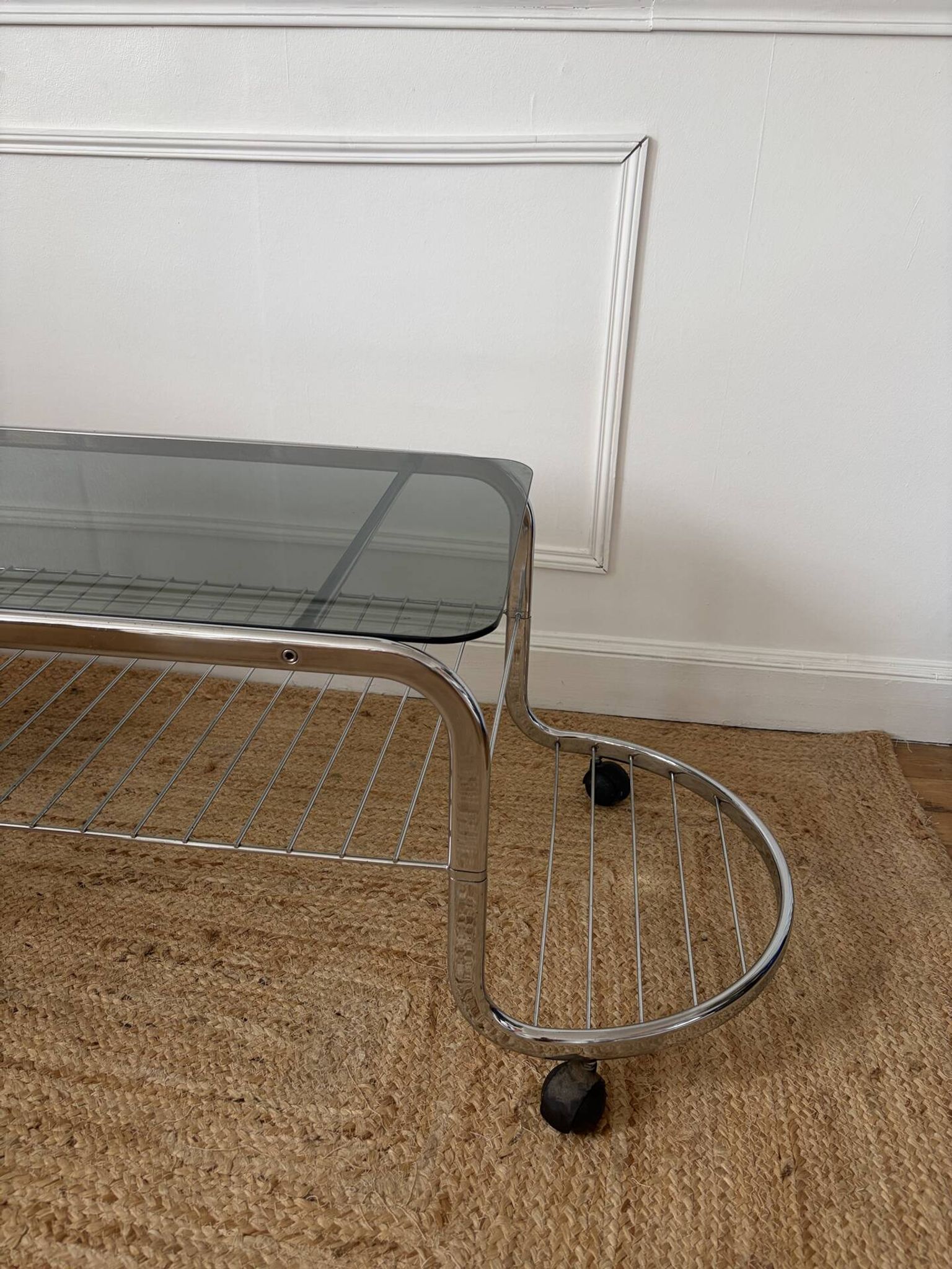Table basse en métal et verre fumé 1970