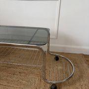 Table basse en métal et verre fumé 1970