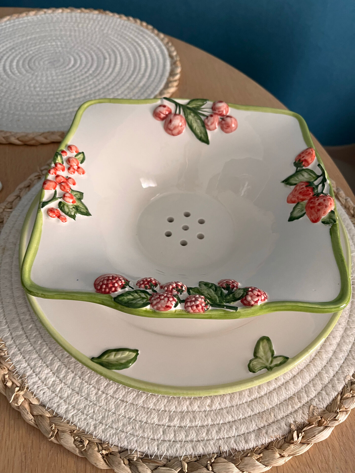 Fruit drainer in earthenware and its Silea plate