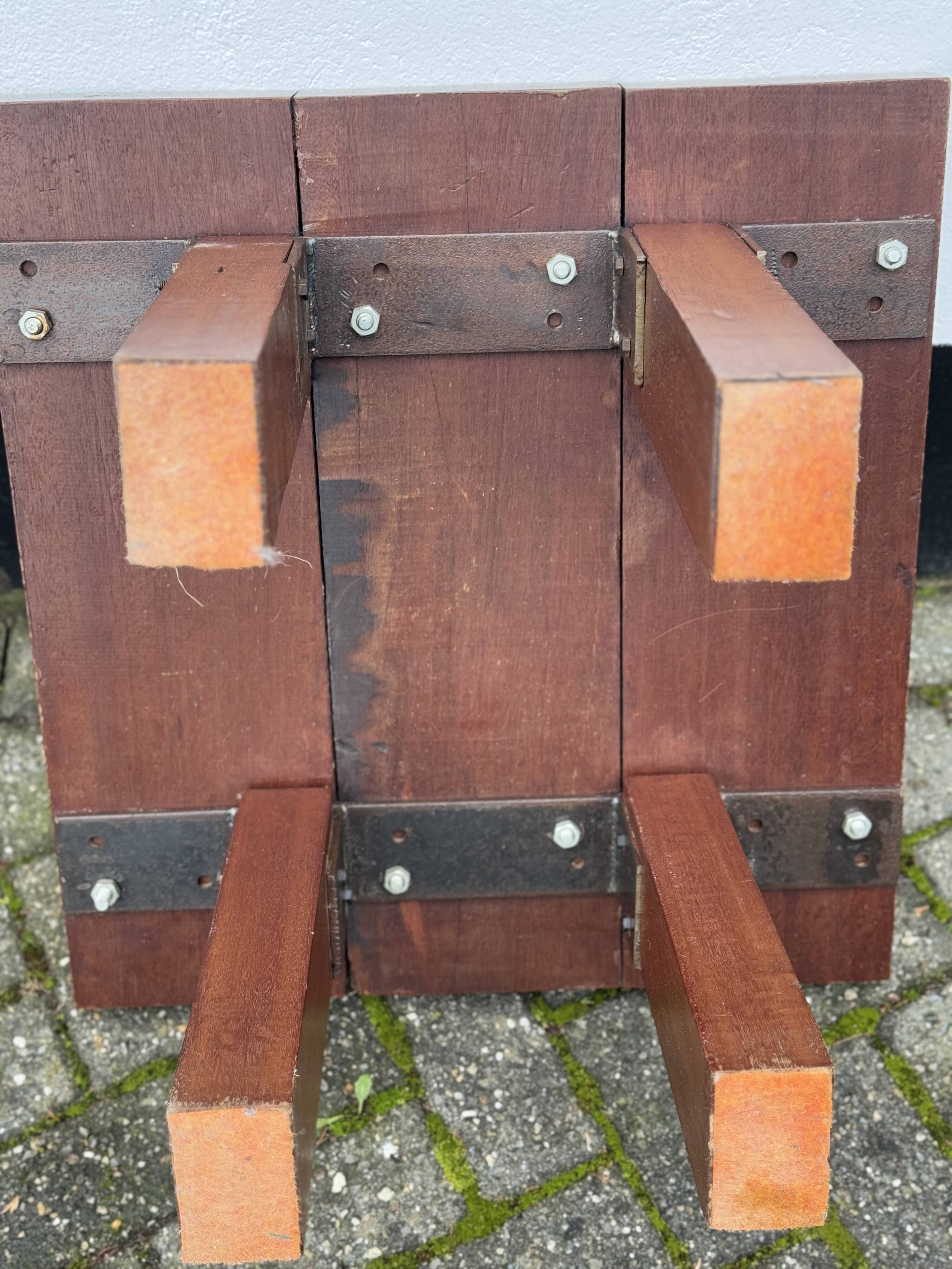 Table basse en bois brutaliste
