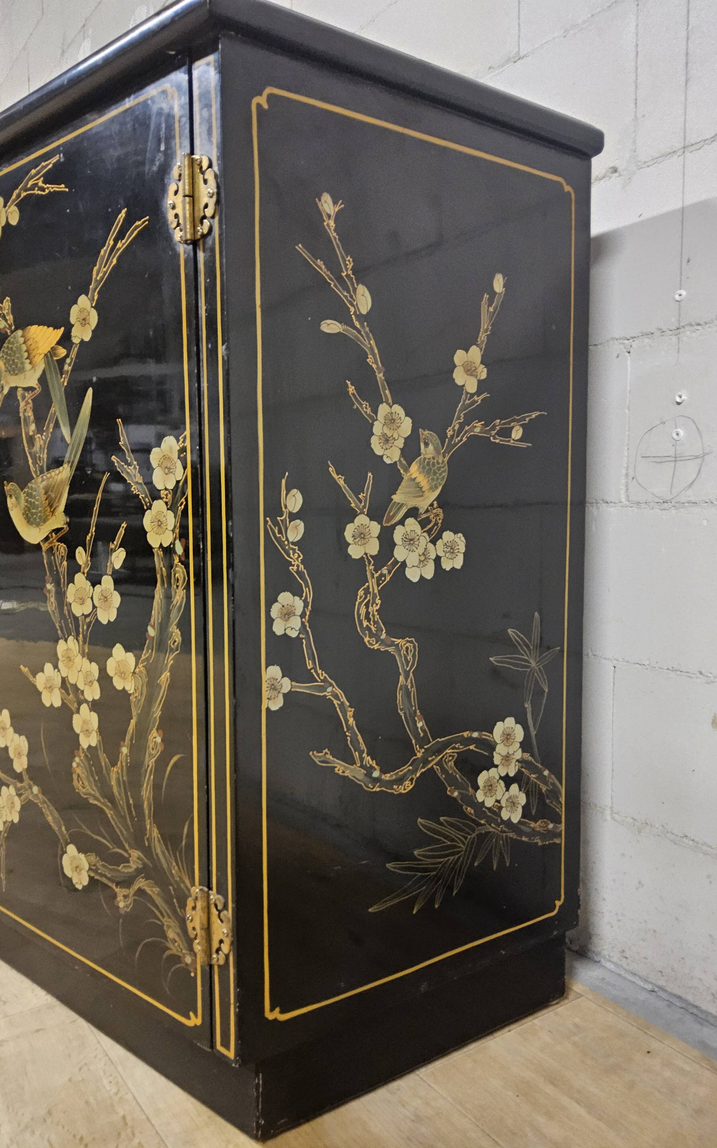 Vintage Chinese sideboard / lacquer cabinet (black / birds) Bohemian