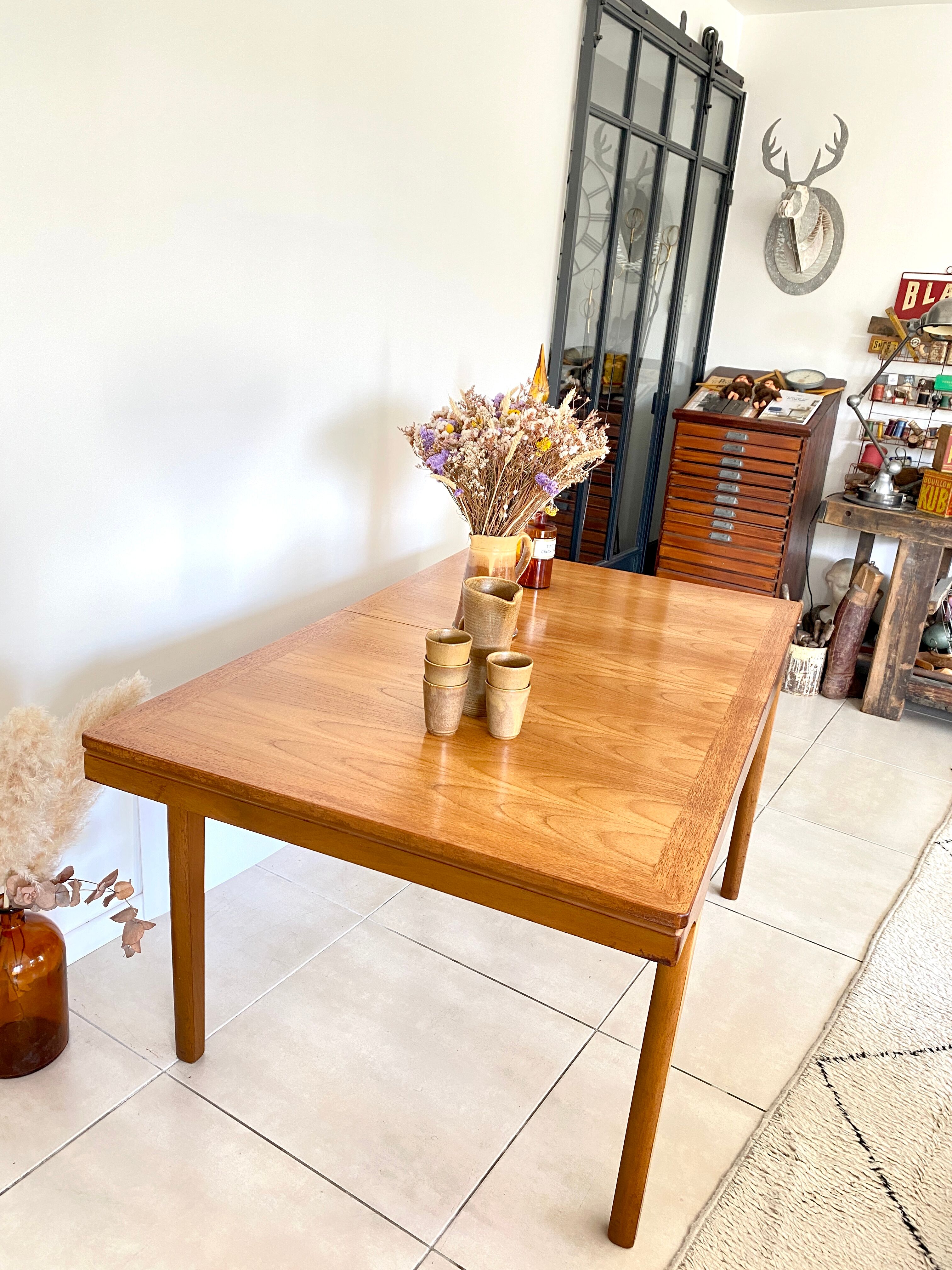 Extendable dining table in NATHAN teak