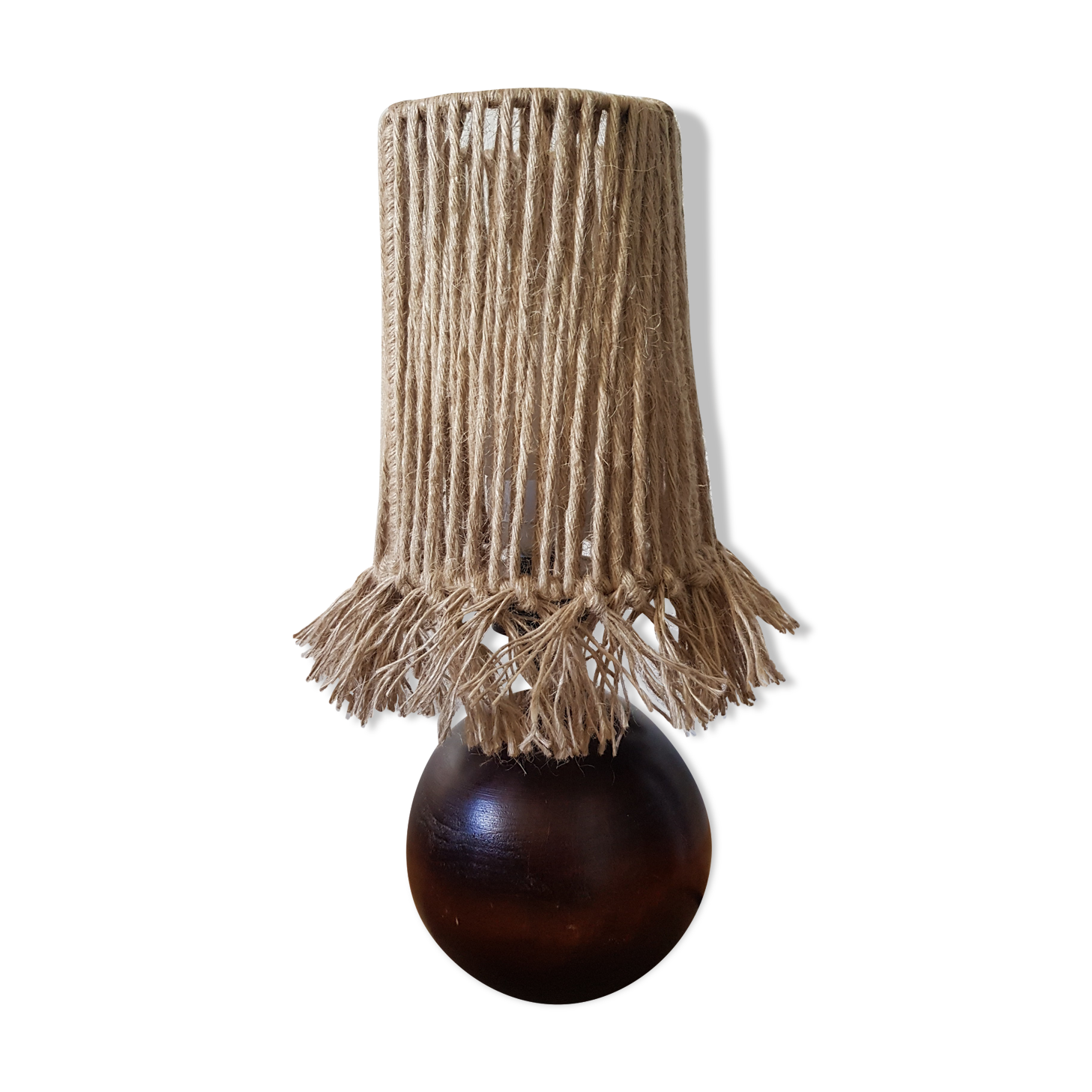 Lamp made of upcycled jute wire