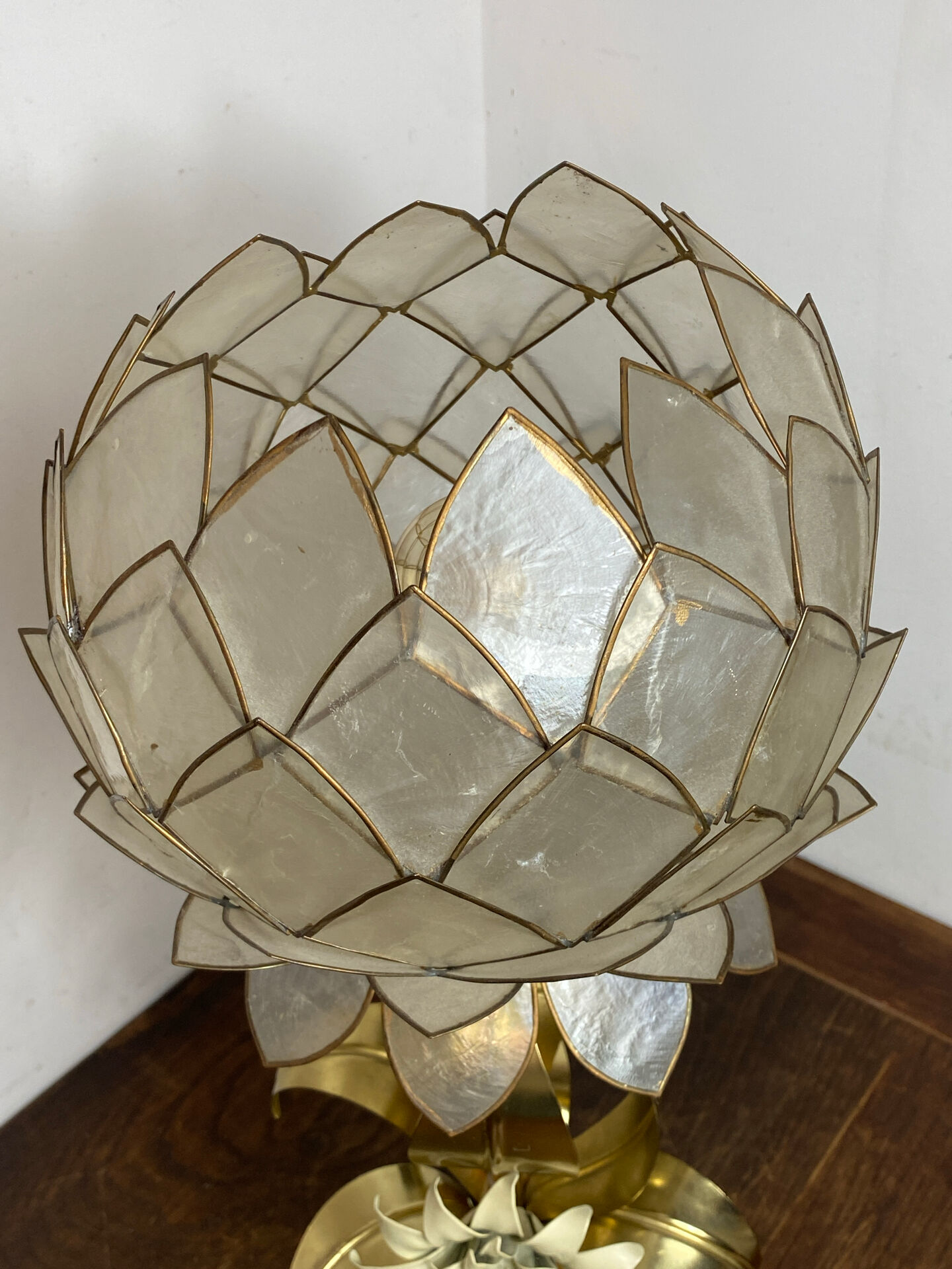 Lampe en laiton, métal et nacre