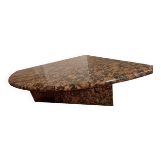 Table d'angle en pierre marbrée.