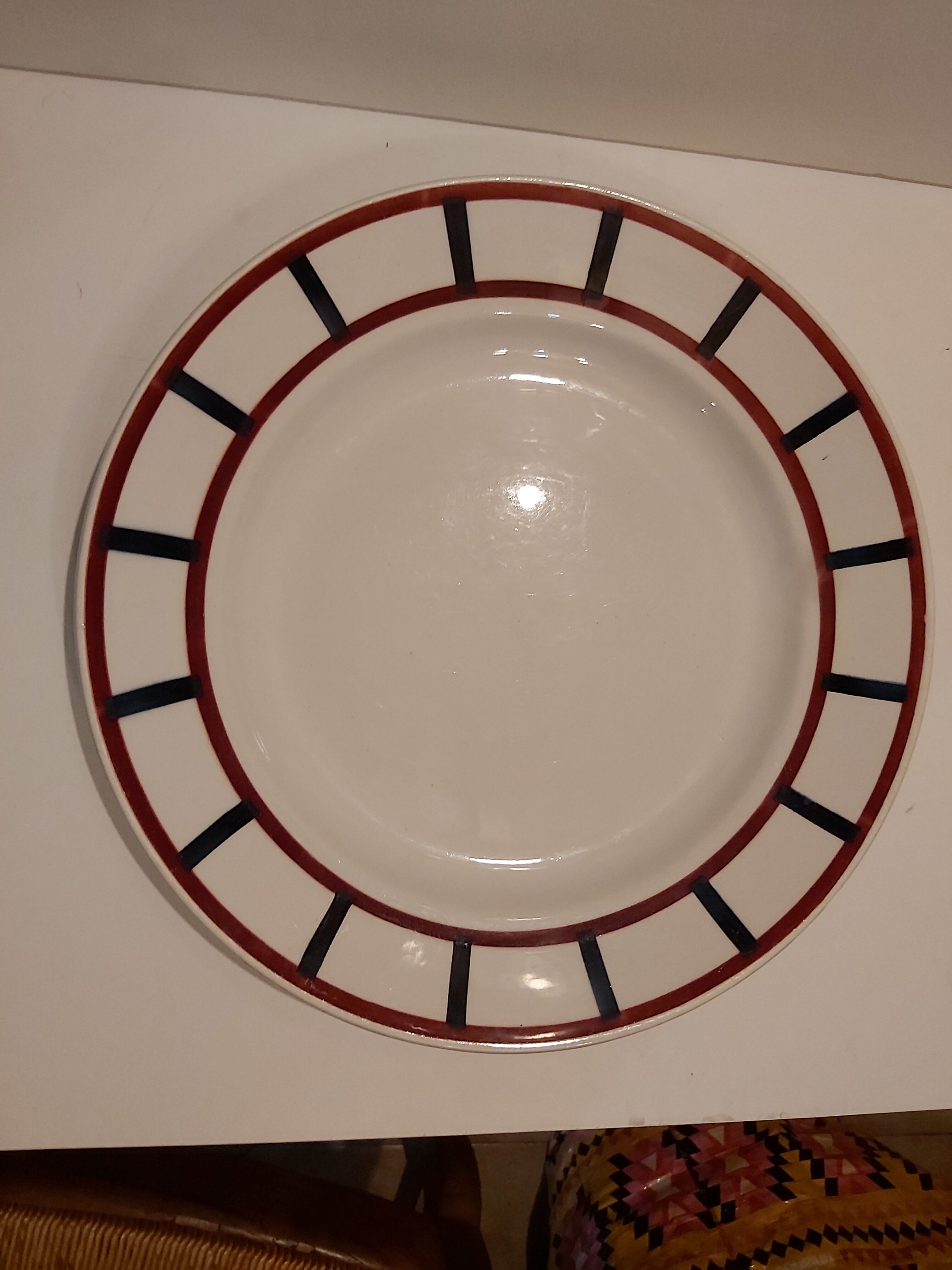 Round dish Basque décor
