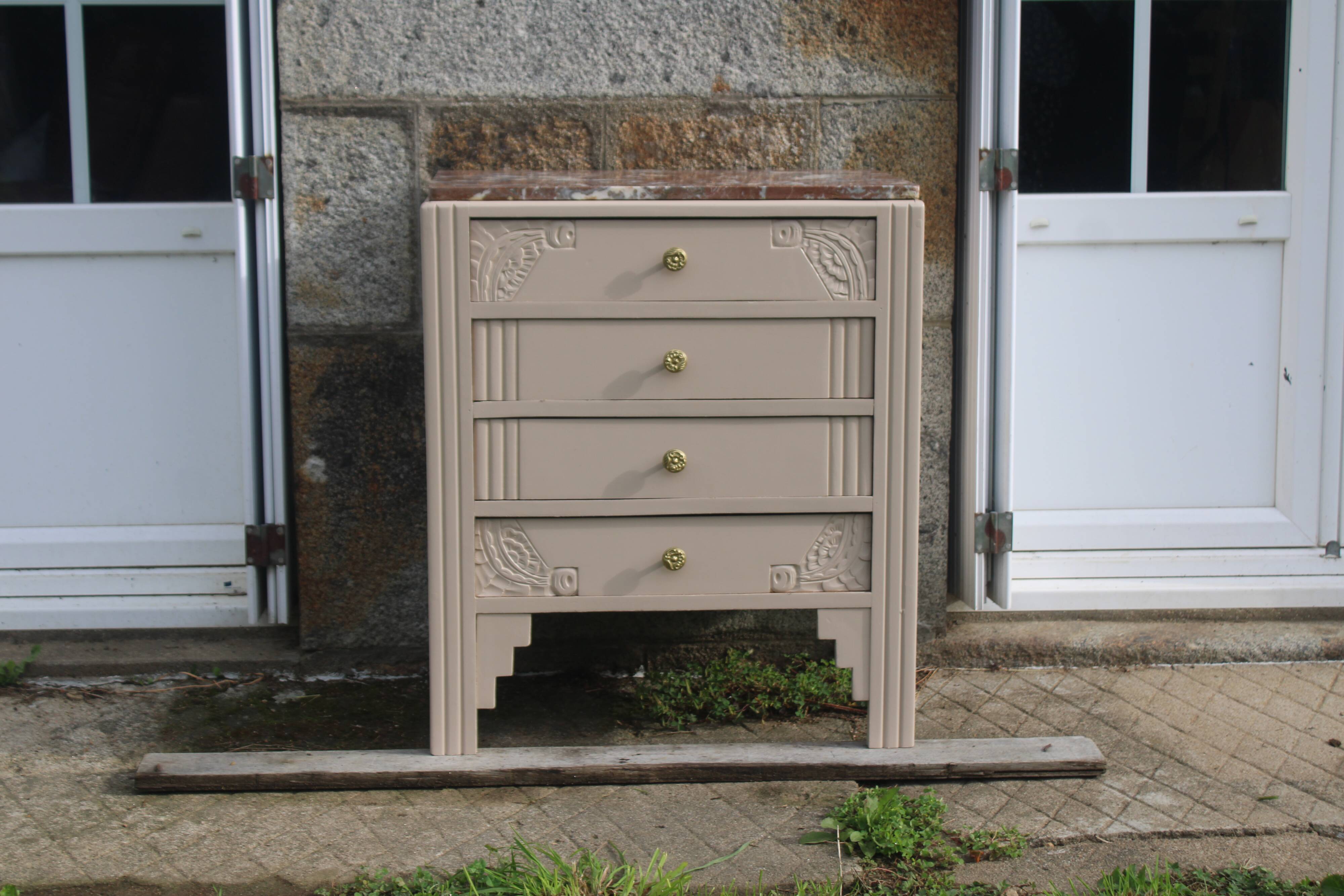 Commode vintage rénovée avec marbre rouge et blanc – 4 tiroirs