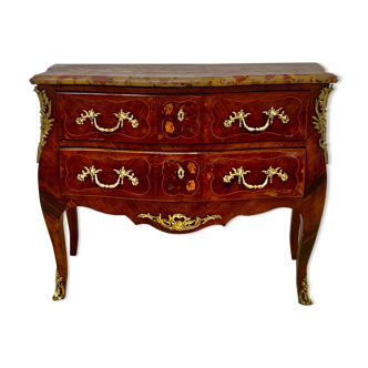 Commode galbée de style Louis XV en marqueterie de bois précieux