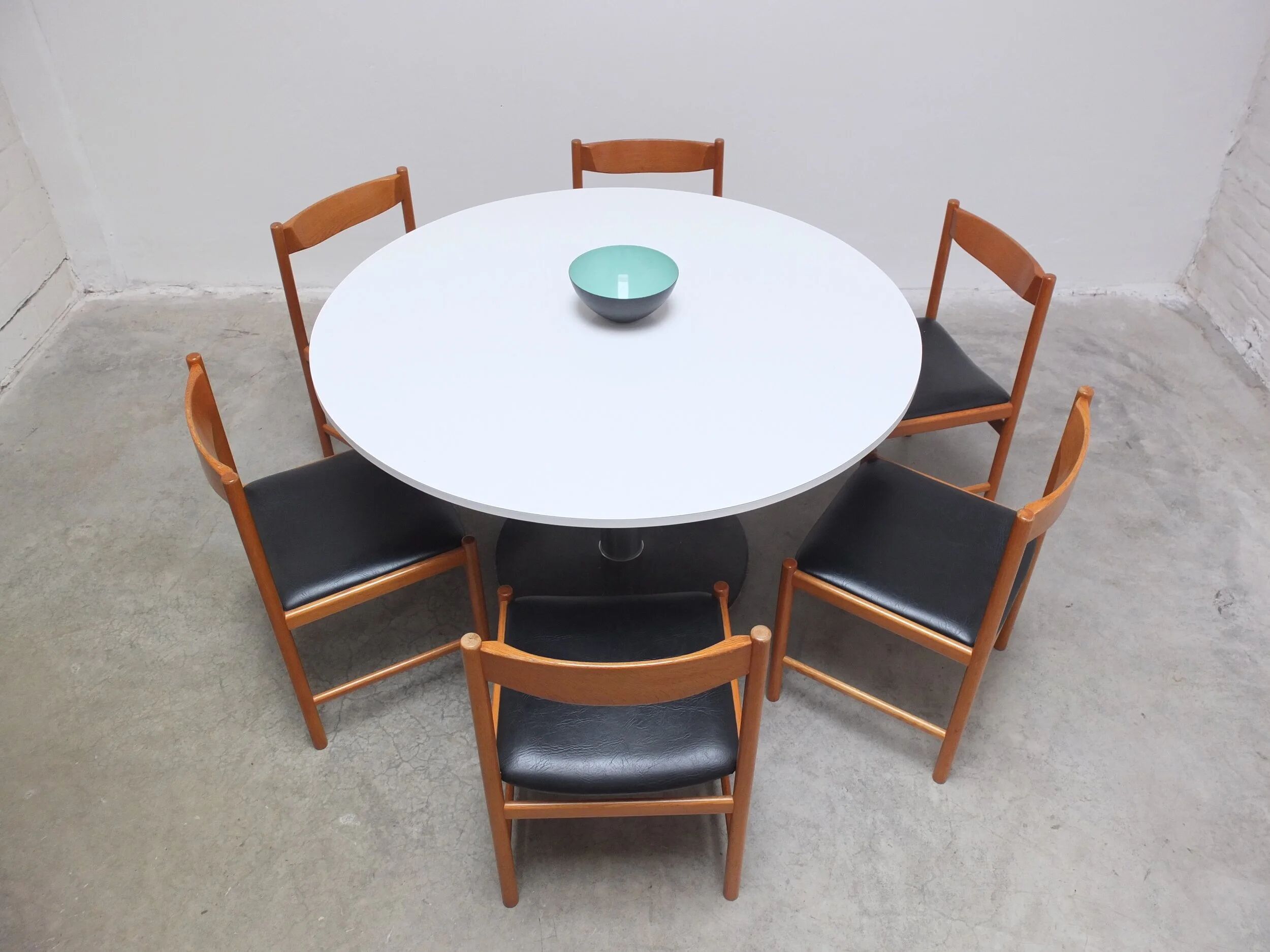 Round pedestal dining table by Alfred Hendrickx for Belform, 1960s