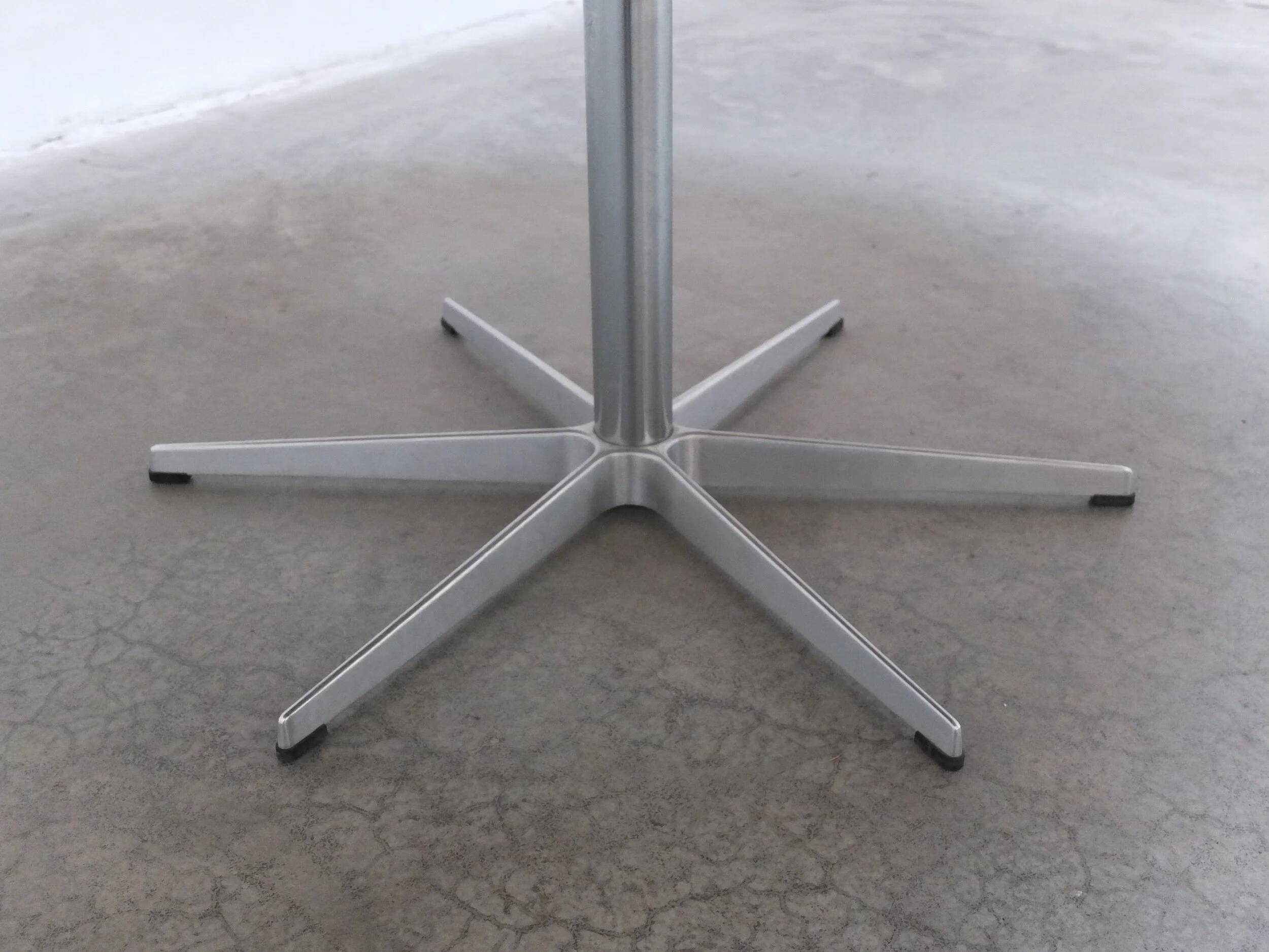 Large 'circular' oak dining table by Arne Jacobsen for Fritz Hansen, 1966