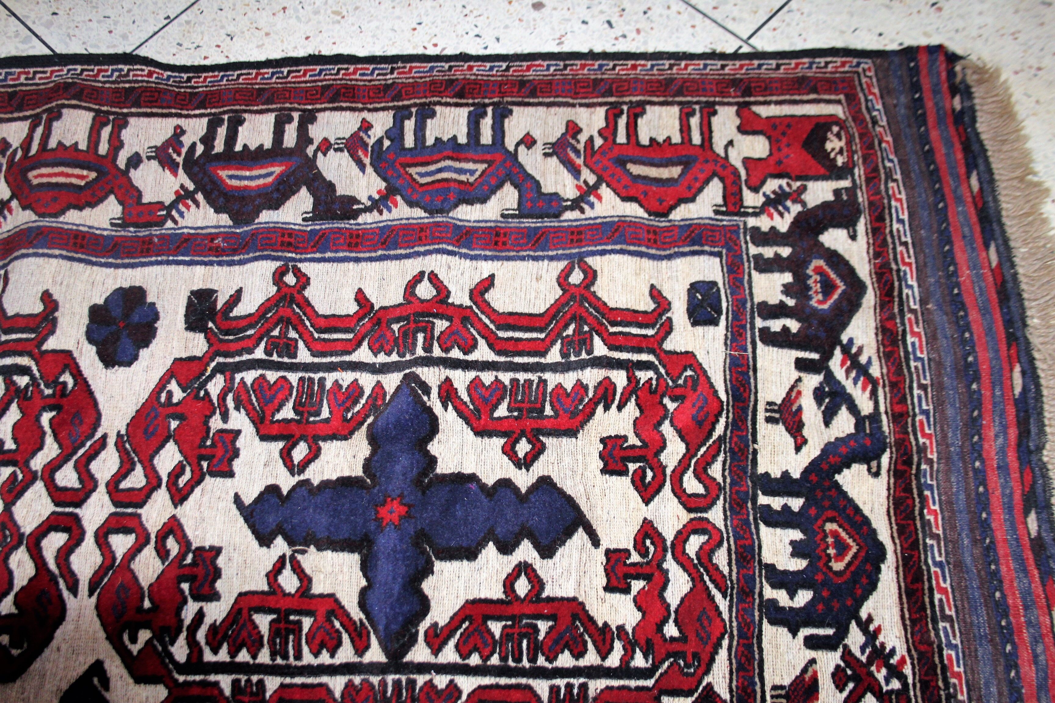 Old oriental rug. 280 x 178 cm.