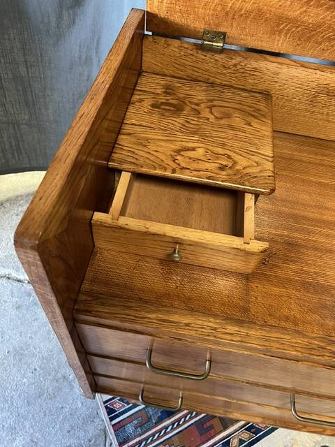 Vintage dressing table with tapered legs