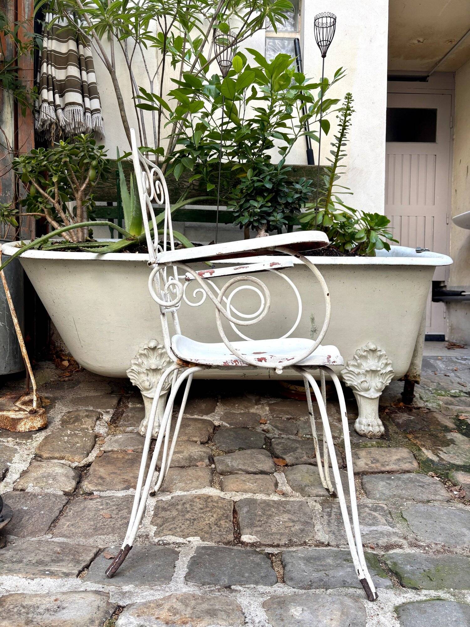 White cast iron garden chair no. 1