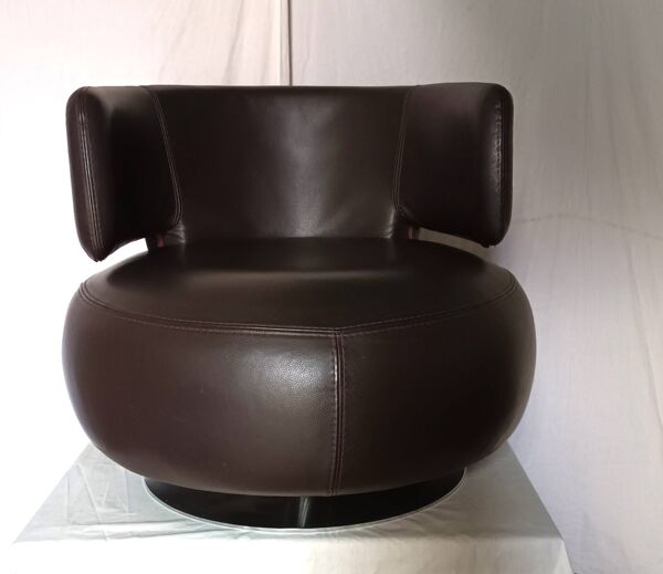 Fauteuil tournant CURL en cuir marron par Roche Bobois
