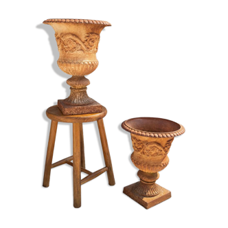 Paire de vases Médicis en acier – ancienne peinture et patine oxydée – H38