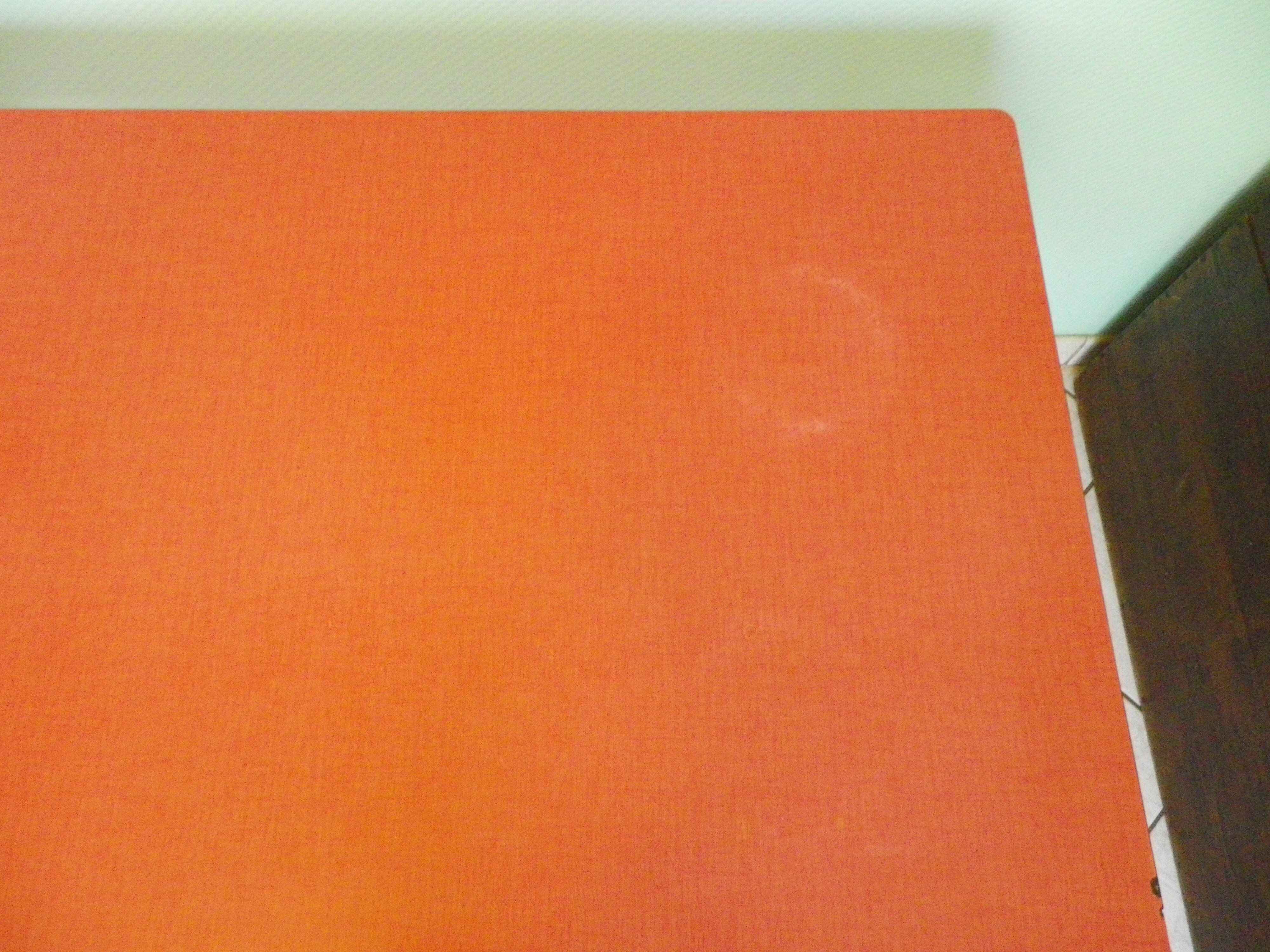 Table in red formica, 4 roc chairs, 2 extension cords, 2 drawers 60