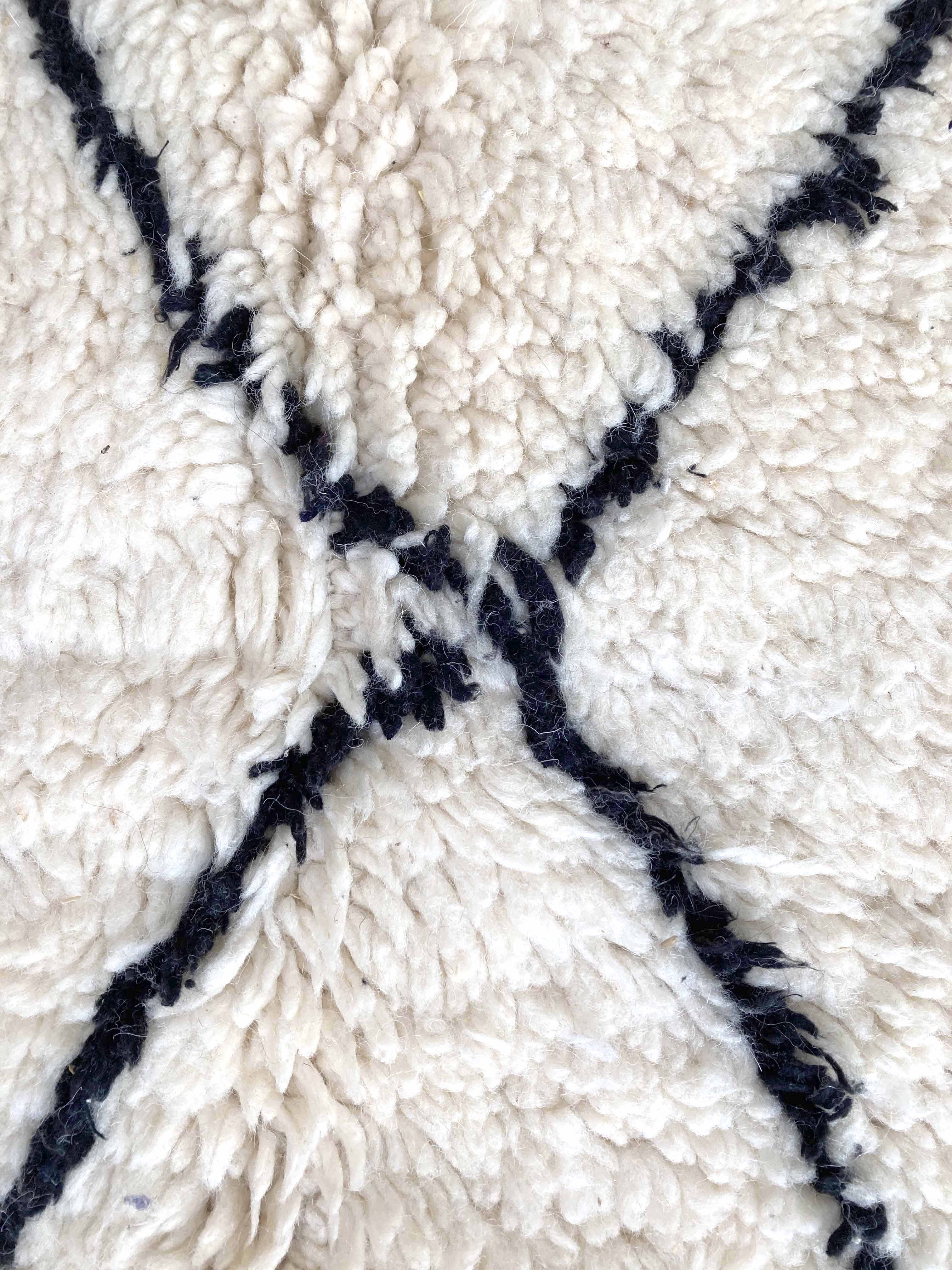 Berber carpet Beni Ouarain with black diamonds 306x199cm