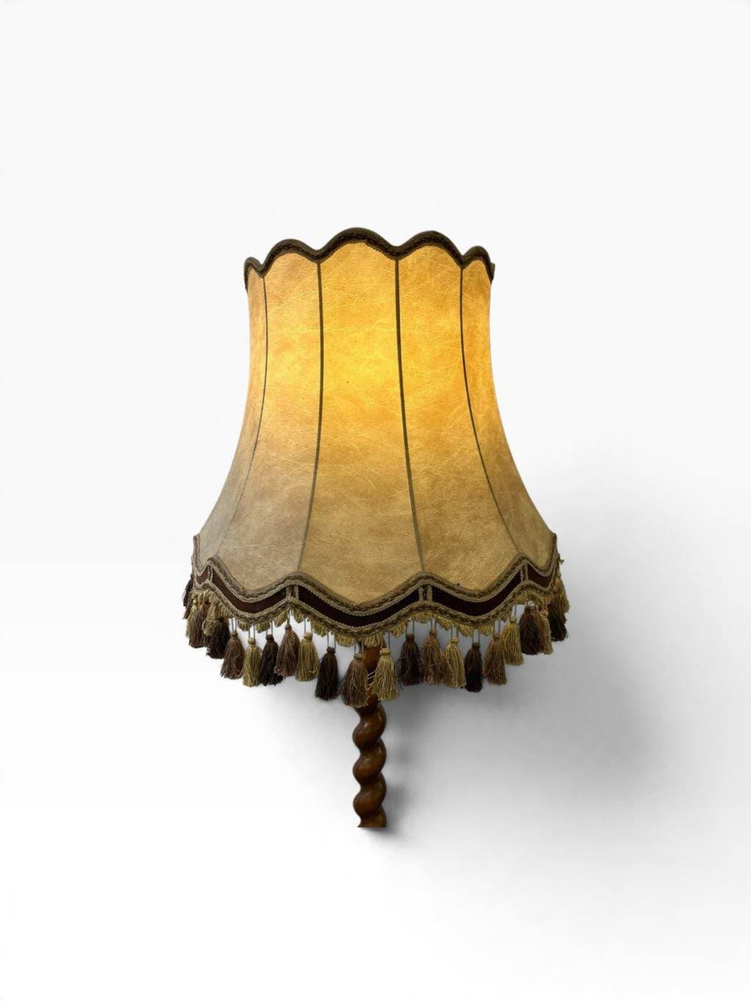 Lampadaire vintage en bois avec abat-jour à franges