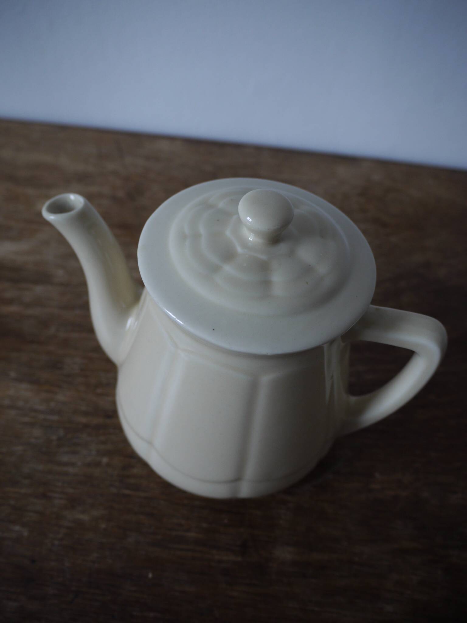 Théière vintage blanc cassé