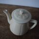 Théière vintage blanc cassé