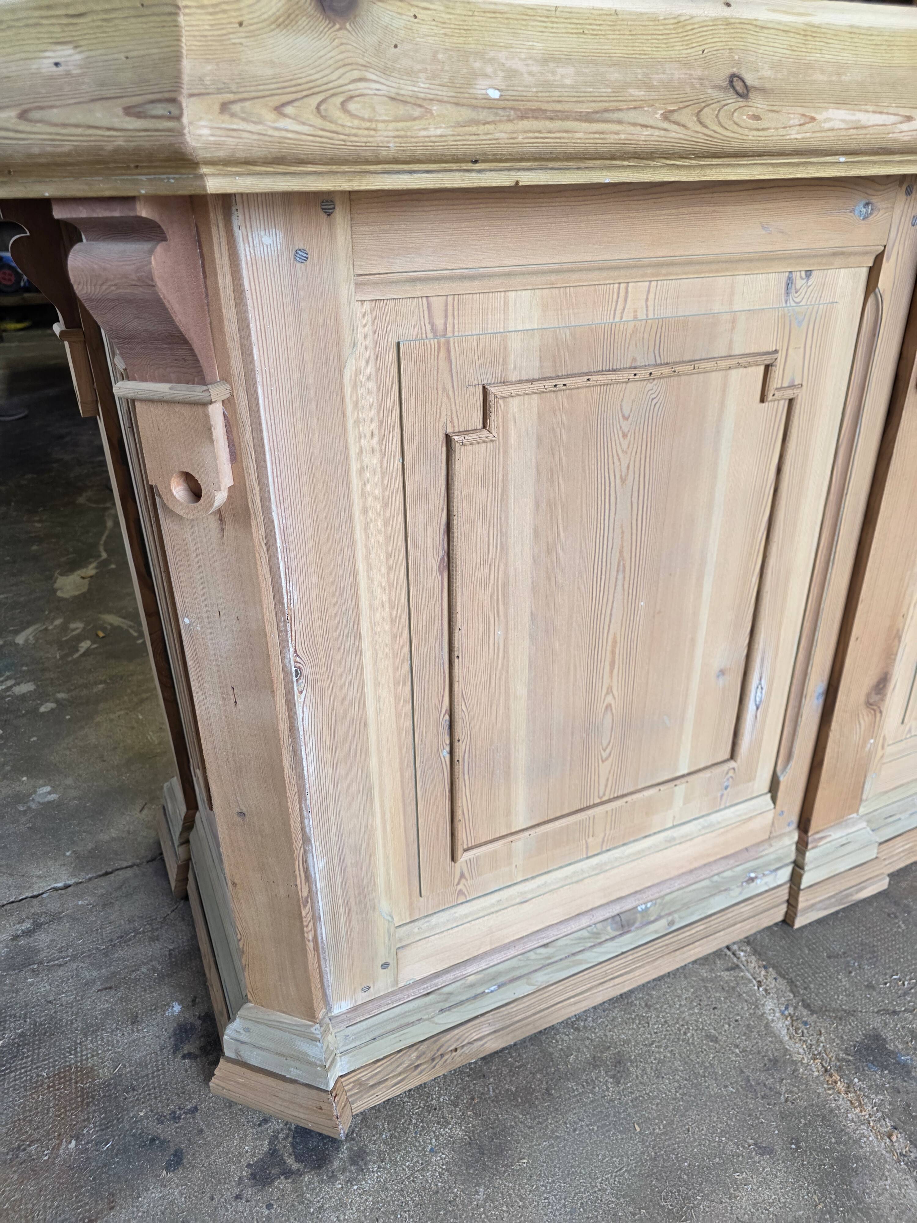 Bistro counter with a Hungarian point design.