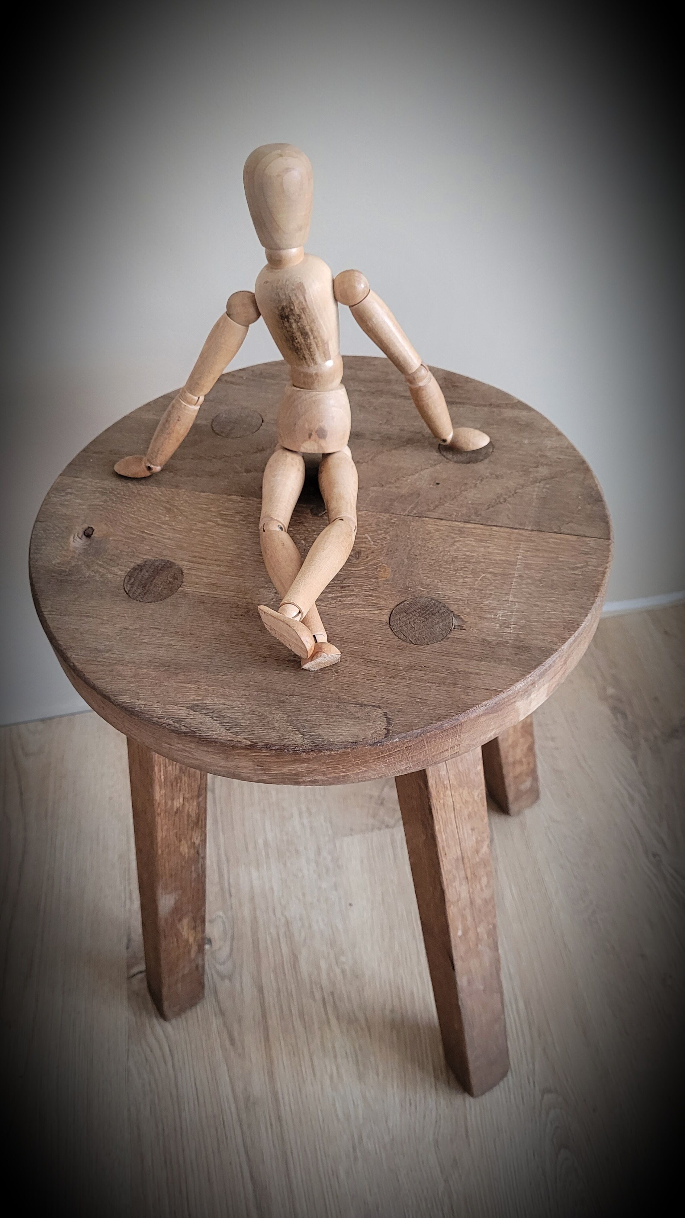 Round workshop stool