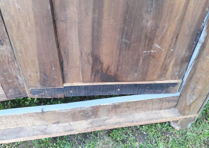 Lyon's 18th-18th-painted walnut façade rechampi