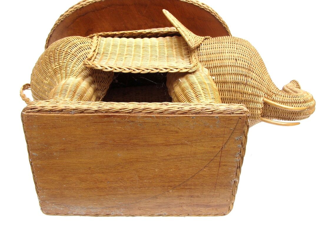 Elephant bass table in rattan.