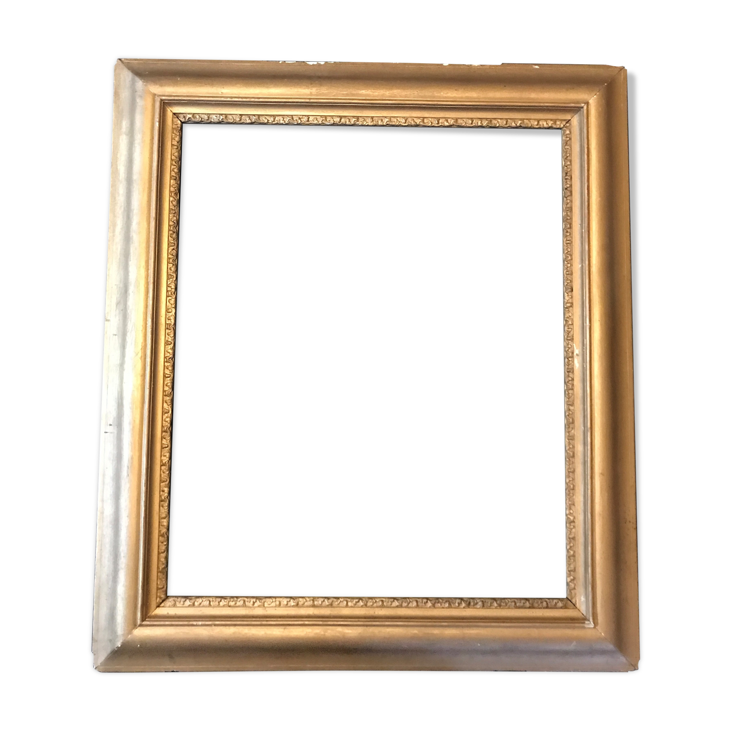 Wooden frame decorated with a frieze.