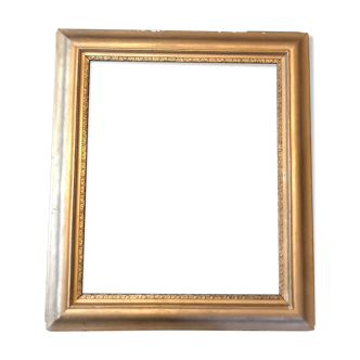 Wooden frame decorated with a frieze.