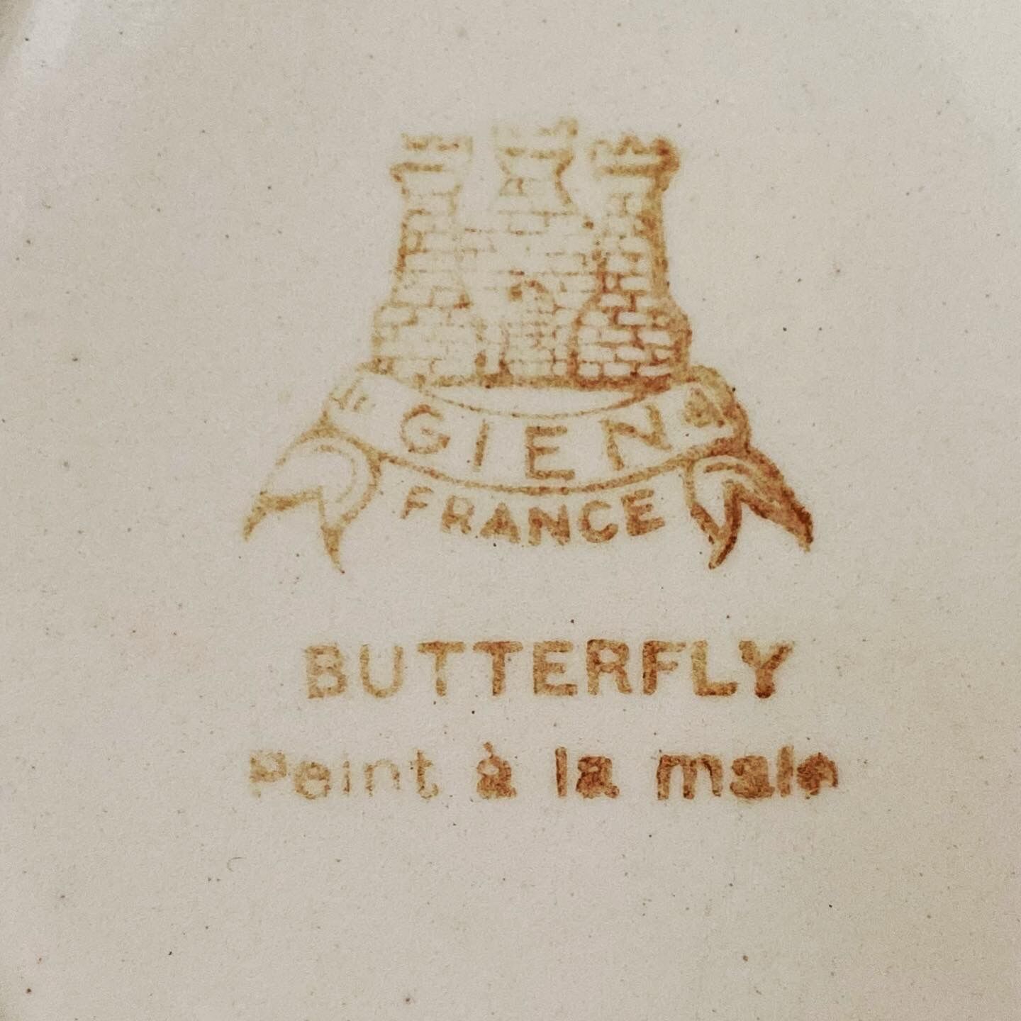 Butterfy plates in gien