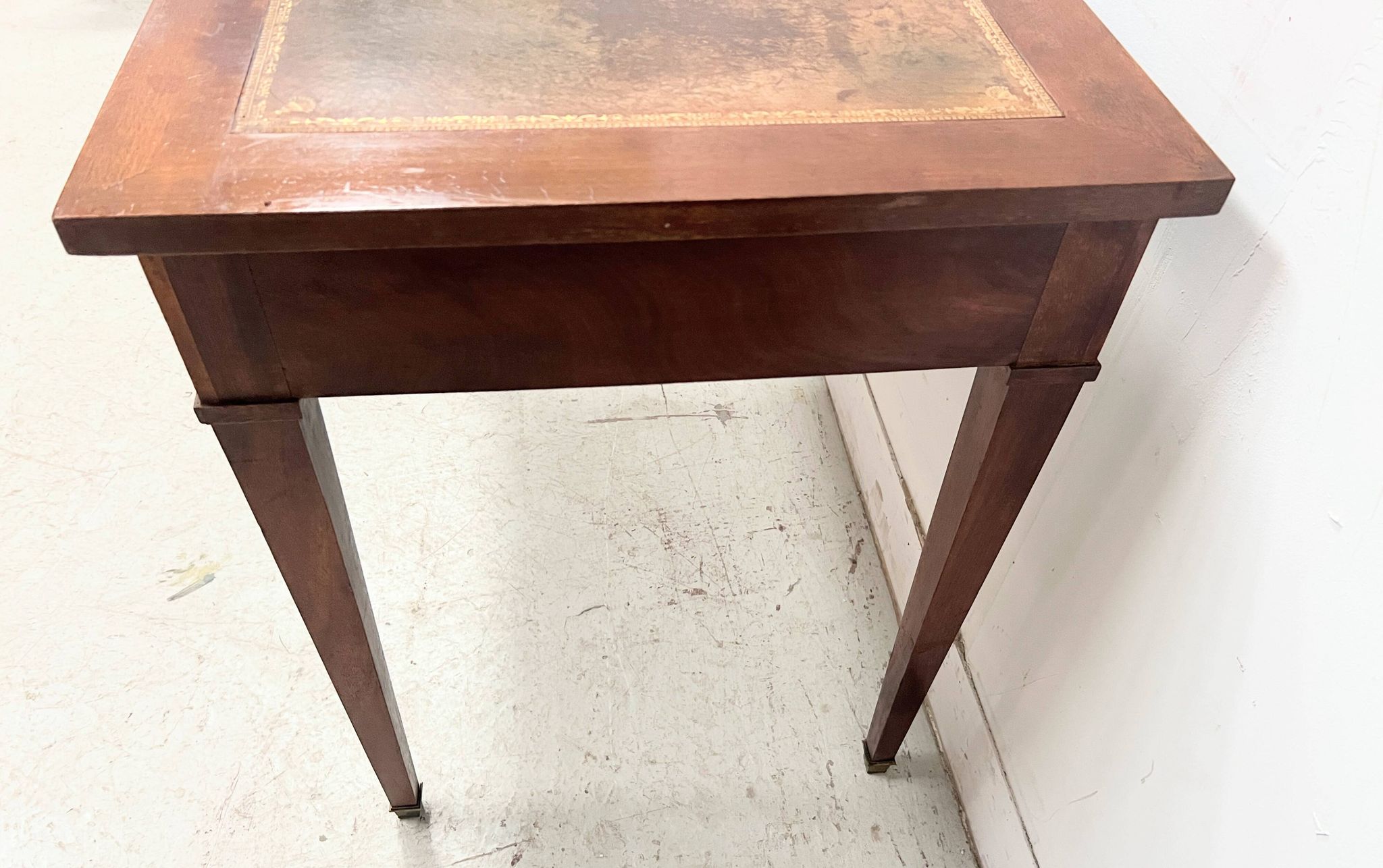 Louis XVI style desk in mahogany and veneer, 20th century.