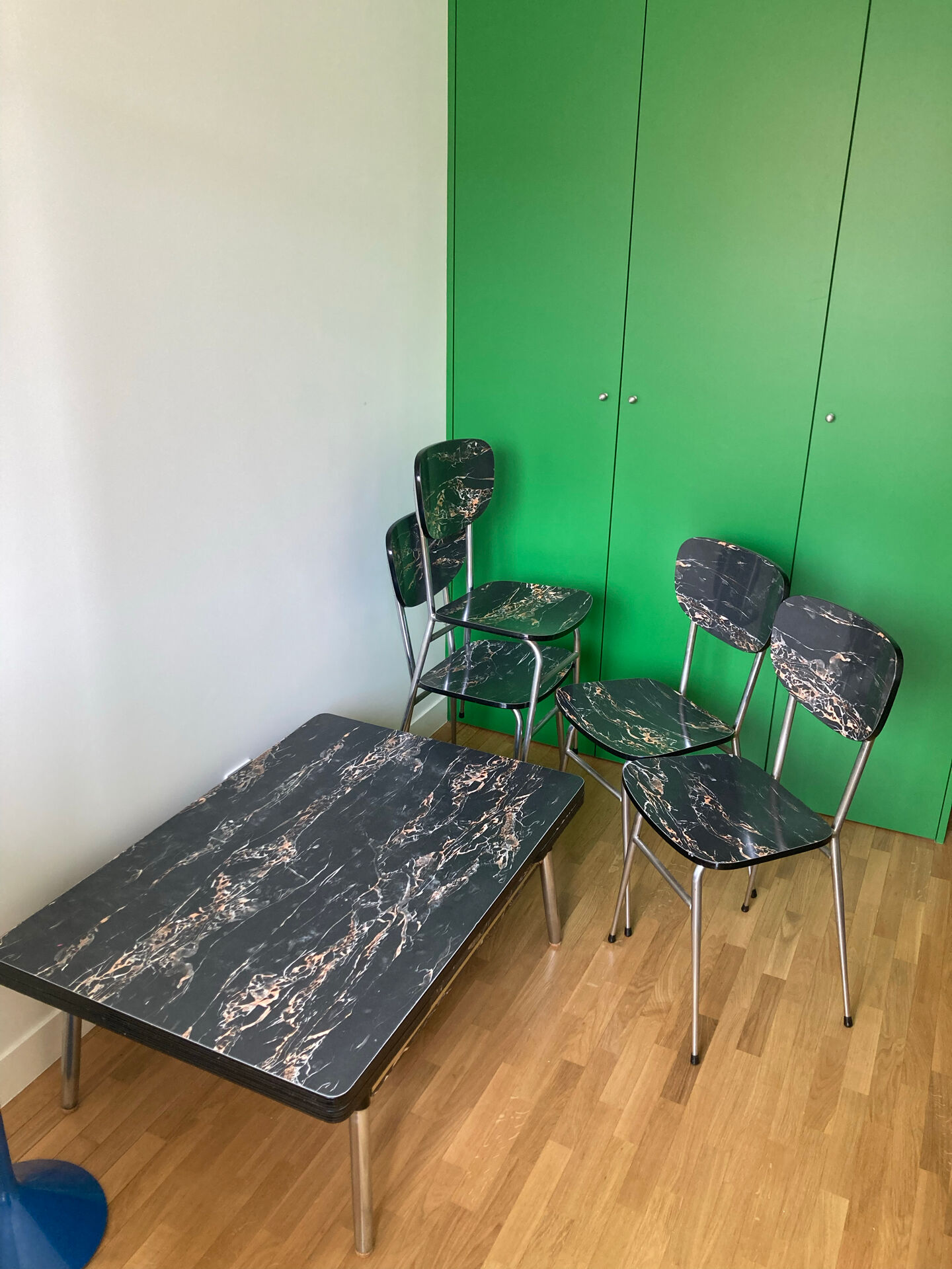 4 chairs and marble effect Formica coffee table