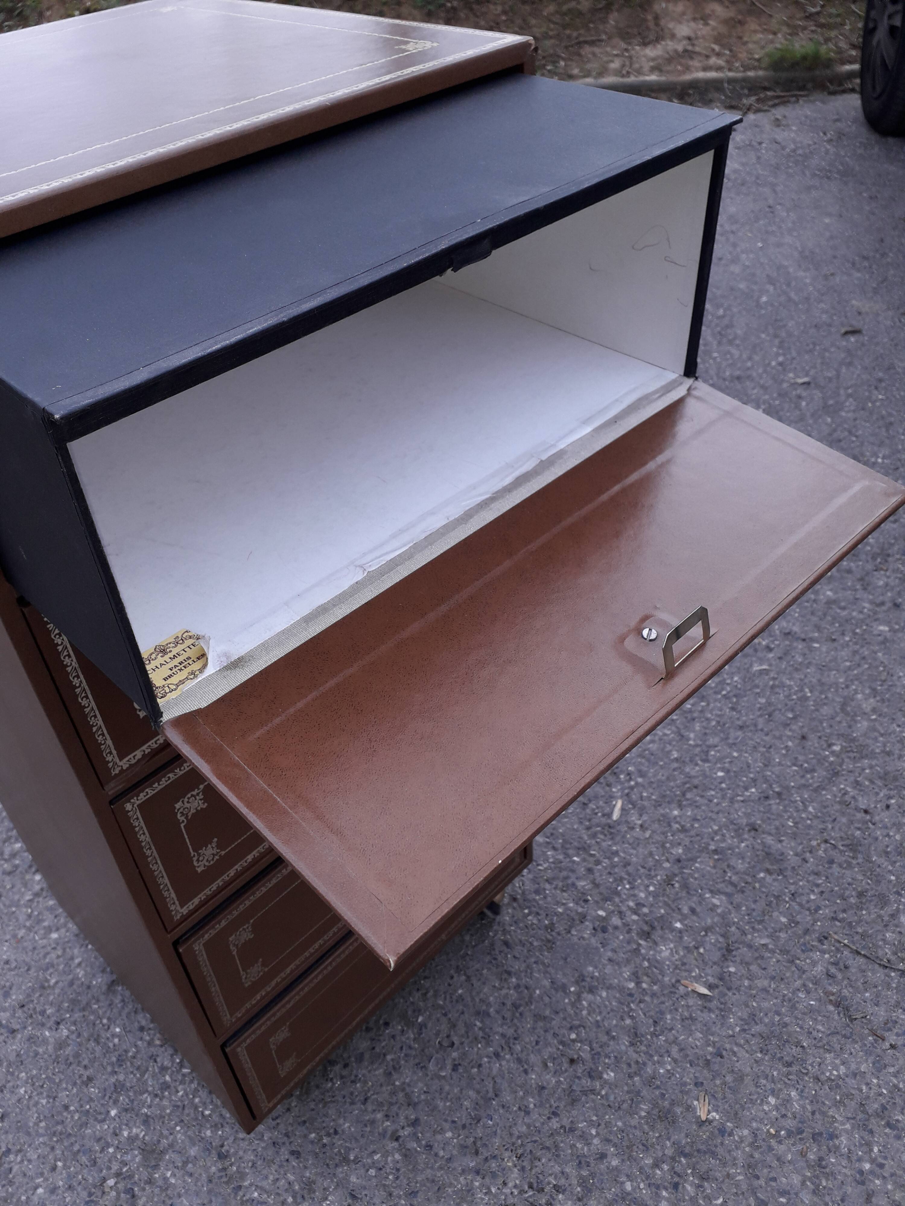 Leather cardboard boxer